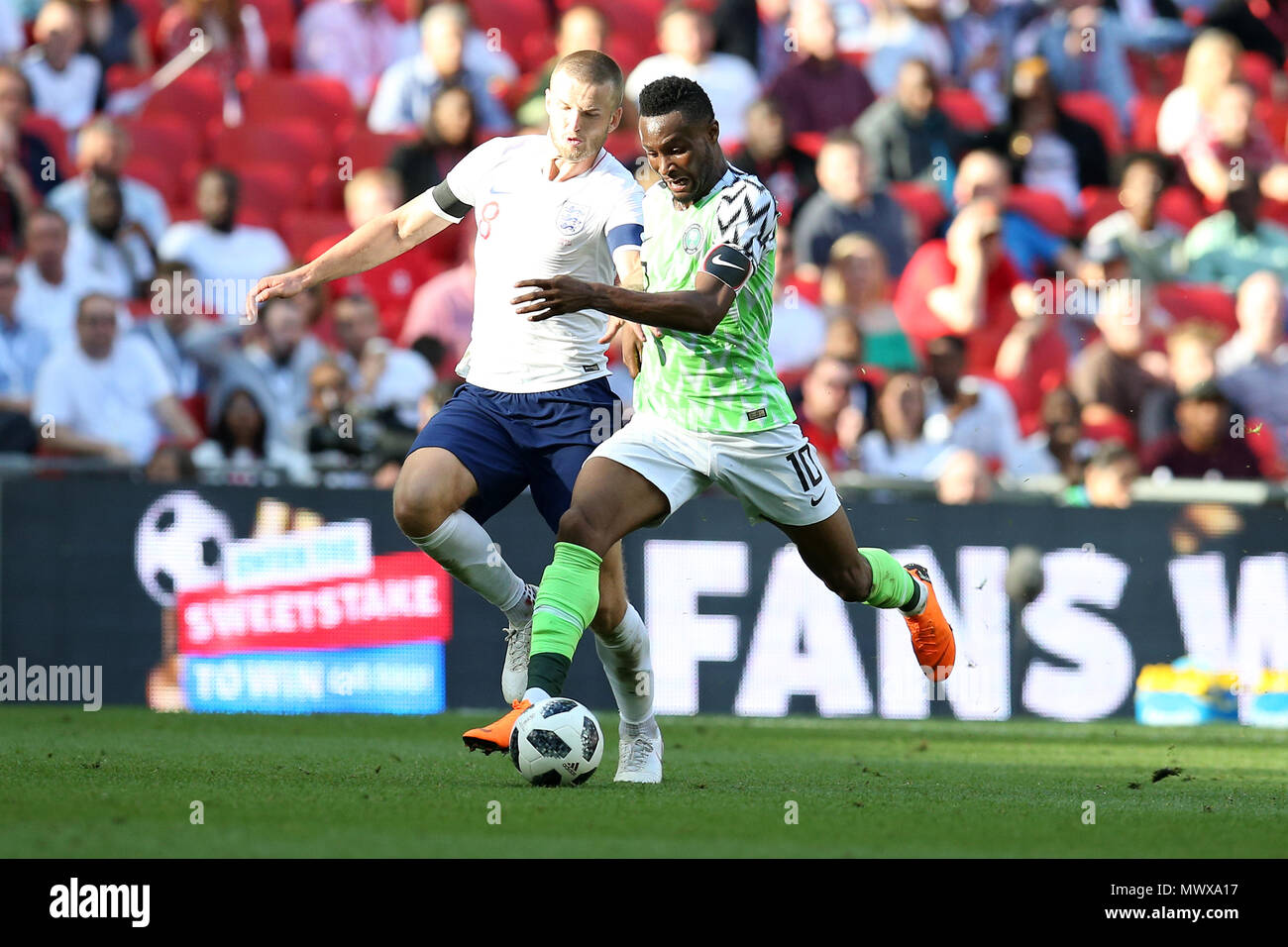 Lo stadio di Wembley, Londra, Regno Unito. 2° giu, 2018. John Obi Mikel della Nigeria corre passato Eric Dier dell'Inghilterra. Partita internazionale di calcio amichevole, Inghilterra v Nigeria allo Stadio di Wembley a Londra il Sabato 2 Giugno 2018. Questa immagine può essere utilizzata solo per scopi editoriali. Solo uso editoriale, è richiesta una licenza per uso commerciale. Nessun uso in scommesse, giochi o un singolo giocatore/club/league pubblicazioni. pic da Andrew Orchard//Andrew Orchard fotografia sportiva/Alamy Live news Foto Stock
