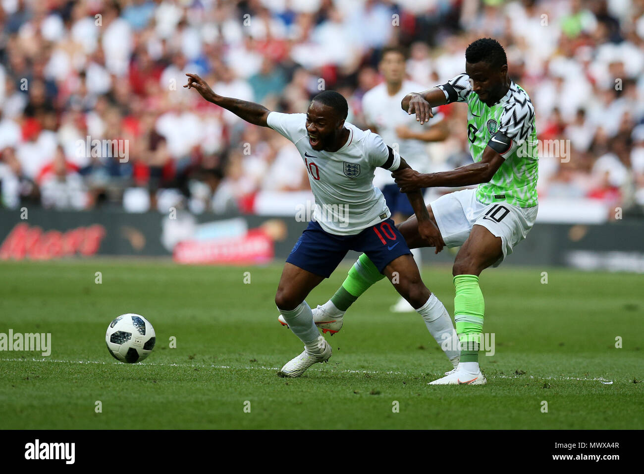 Lo stadio di Wembley, Londra, Regno Unito. 2° giu, 2018. Raheem Sterling in Inghilterra è trattenuto da John Obi Mikel della Nigeria . Partita internazionale di calcio amichevole, Inghilterra v Nigeria allo Stadio di Wembley a Londra il Sabato 2 Giugno 2018. Questa immagine può essere utilizzata solo per scopi editoriali. Solo uso editoriale, è richiesta una licenza per uso commerciale. Nessun uso in scommesse, giochi o un singolo giocatore/club/league pubblicazioni. pic da Andrew Orchard//Andrew Orchard fotografia sportiva/Alamy Live news Foto Stock