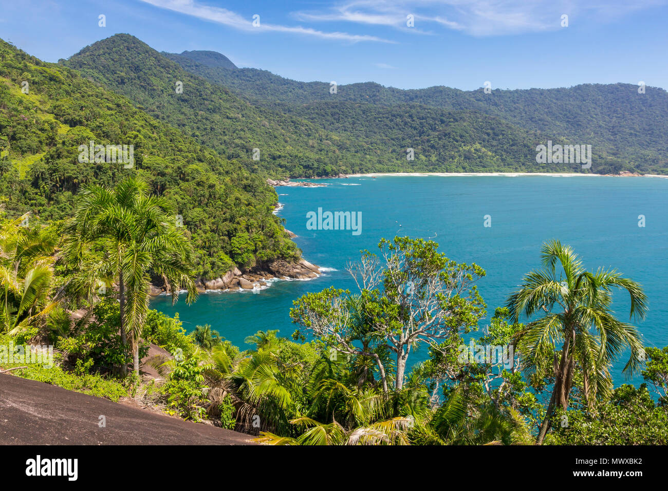 Vista in elevazione dalla testa di indiani Rock (Cabeca Pedra do Indio) sulla spiaggia Cachadaco, Trindade, Paraty, Rio de Janeiro, Brasile, Sud America Foto Stock