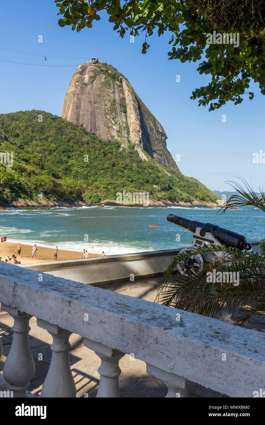 Vista da Praia Vermelha (Spiaggia Rossa) al Sugarloaf Mountain, Rio de Janeiro, Brasile, Sud America Foto Stock