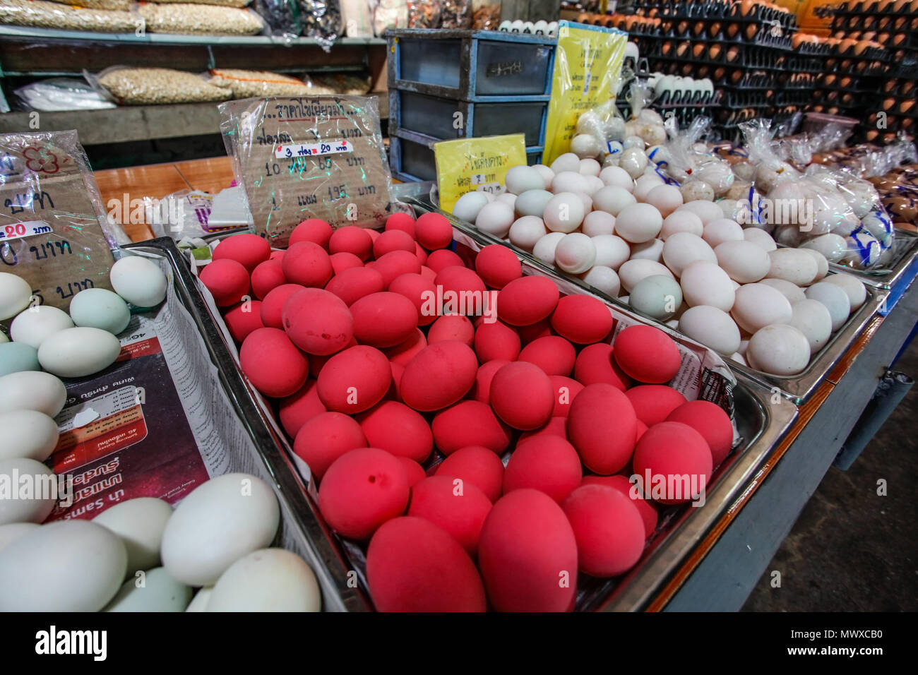 Khao Lak, Tailandia - 22 Febbraio 2016: Rosa secolo conservato le uova (indurito nel mix di calcare, argilla, il sale e il riso - stanno interno nero) sul marchio locale Foto Stock