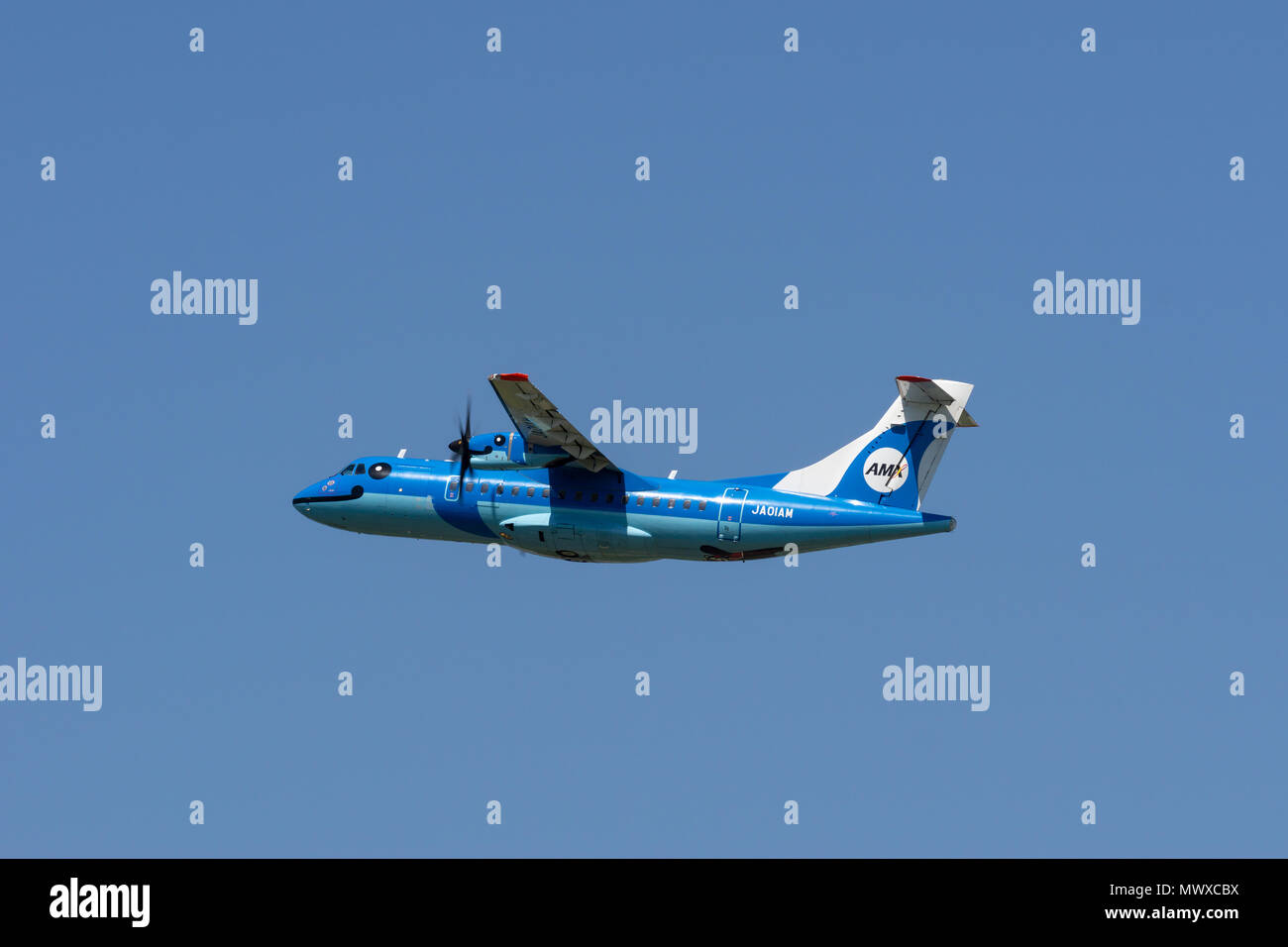 OSAKA, Giappone - APR. 29, 2018: ATR-42-600 decollo dall'Itami dall'Aeroporto Internazionale di Osaka in Giappone. Foto Stock