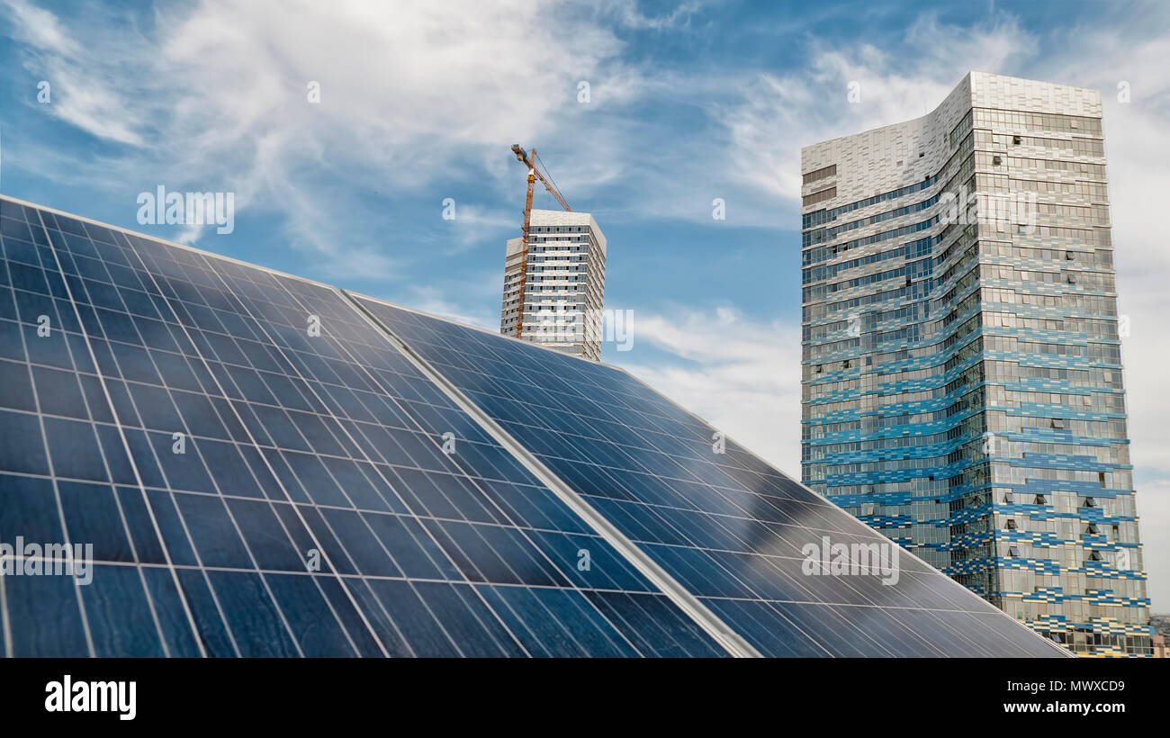 Pannelli solari sulla parte superiore di un edificio di moderna costruzione Foto Stock