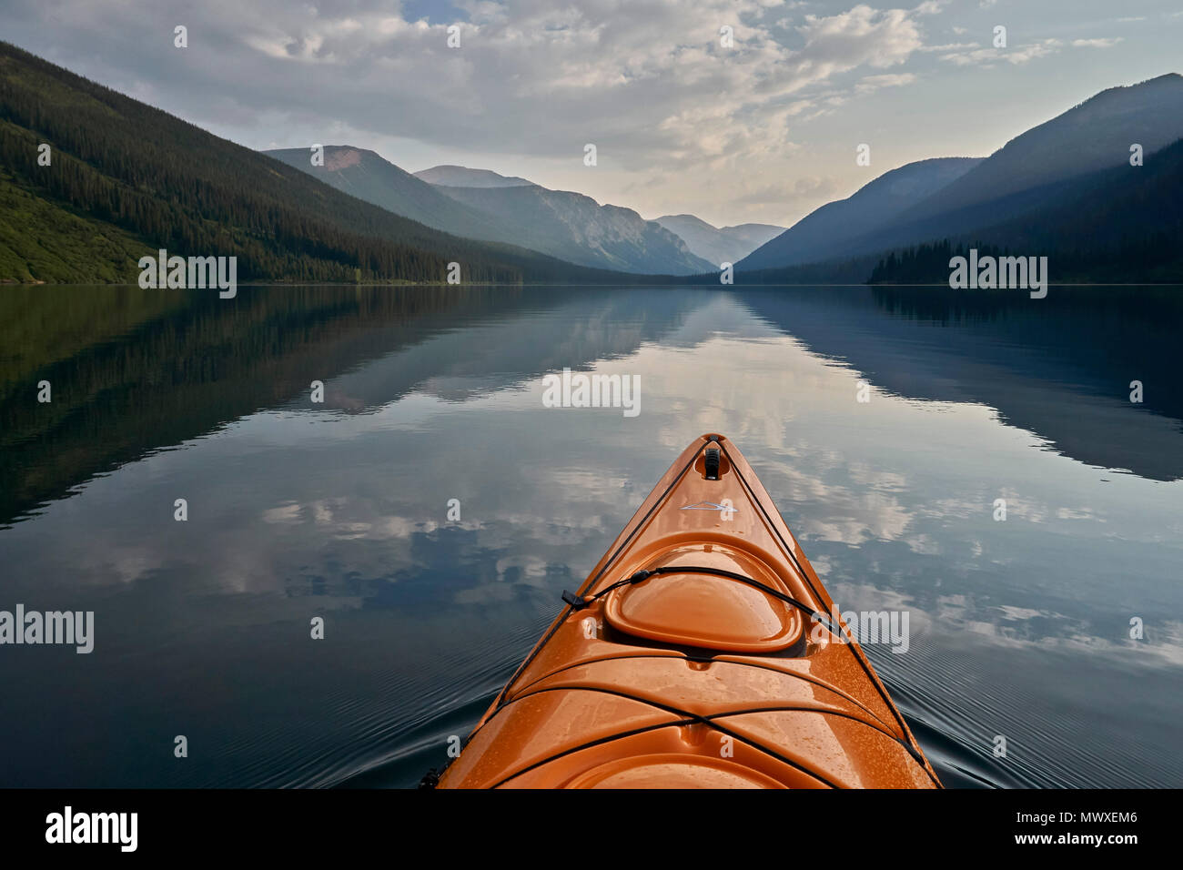Kayak sul Lago di Cameron, Parco Nazionale dei laghi di Waterton, Alberta, Canada, America del Nord Foto Stock