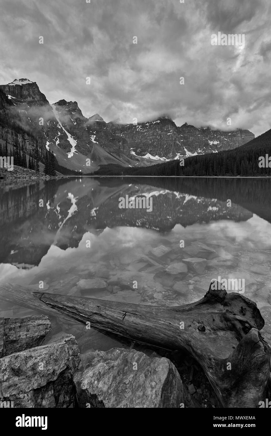 Il Moraine Lake, il Parco Nazionale di Banff, Sito Patrimonio Mondiale dell'UNESCO, Alberta, Canada, America del Nord Foto Stock