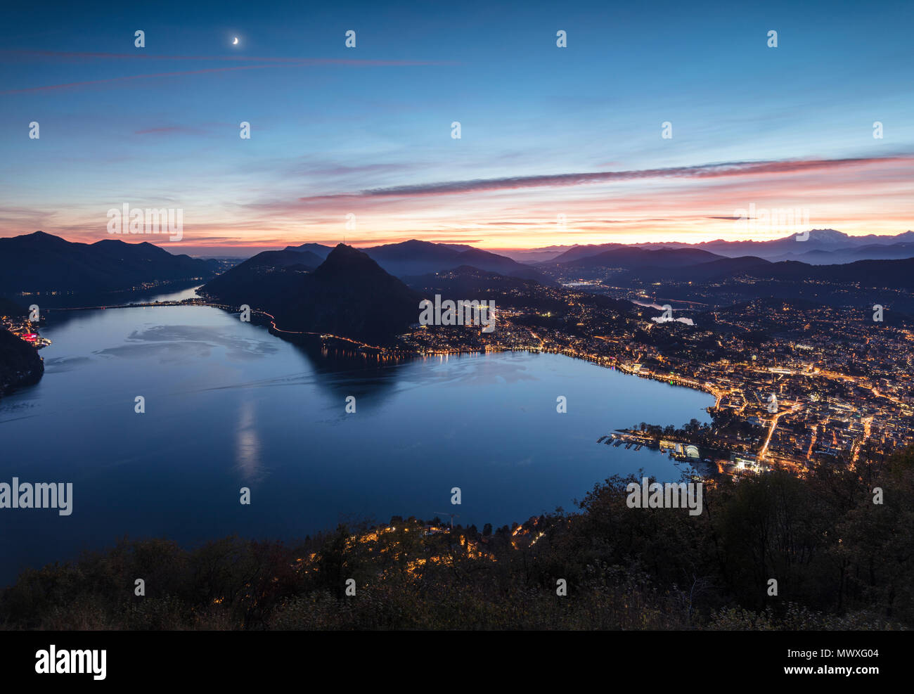 Il lago di Lugano al tramonto visto dal Monte Bre, Canton Ticino, Svizzera, Europa Foto Stock