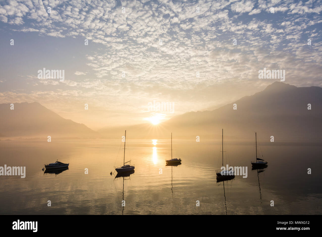 Barche all'alba, Domaso, lago di Como, Lombardia, laghi italiani, l'Italia, Europa Foto Stock