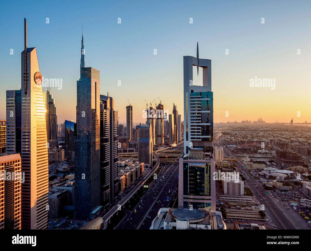 Centro Finanziario Internazionale di Dubai al tramonto, vista in elevazione, Dubai, Emirati Arabi Uniti, Medio Oriente Foto Stock