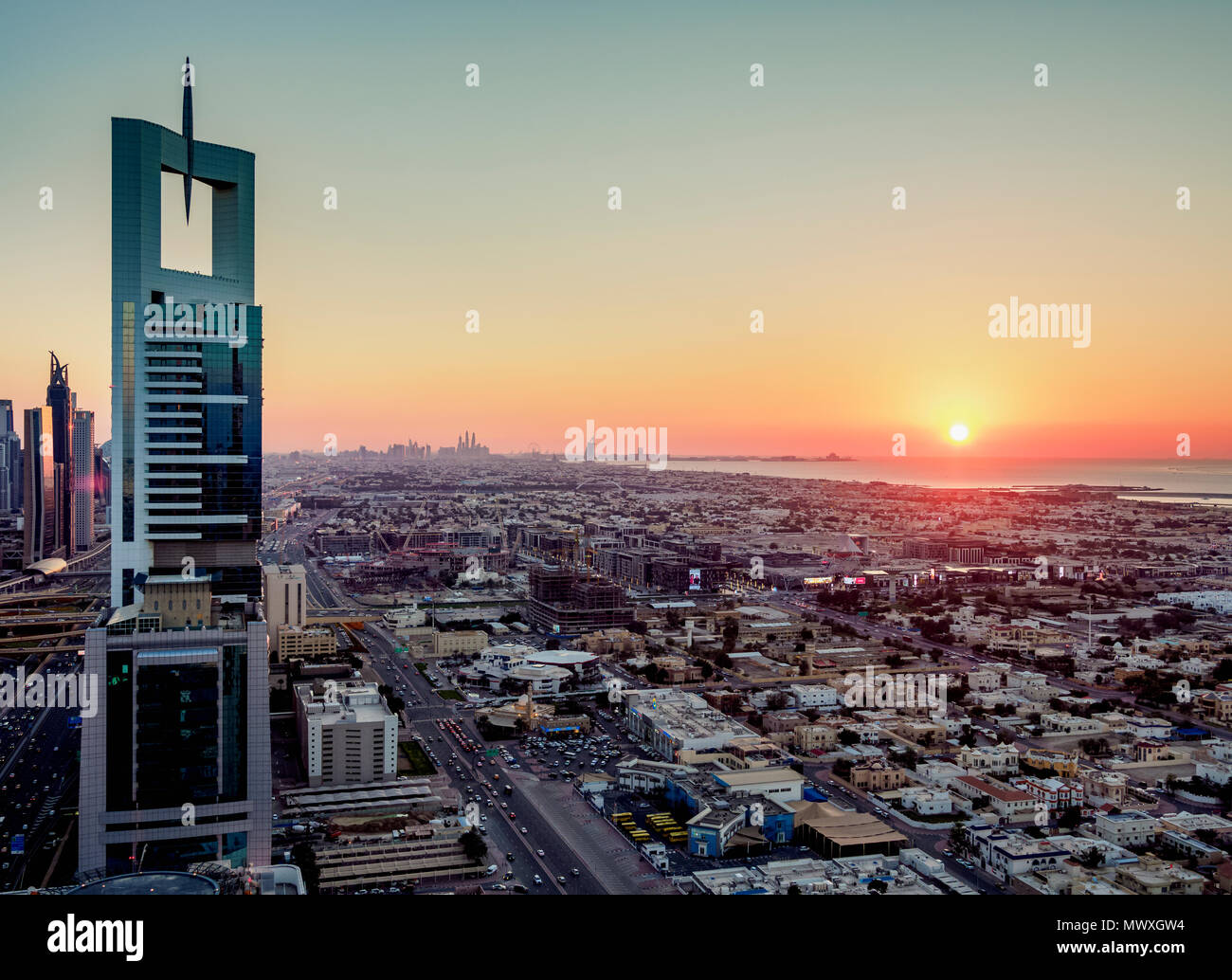 Centro Finanziario Internazionale di Dubai al tramonto, vista in elevazione, Dubai, Emirati Arabi Uniti, Medio Oriente Foto Stock