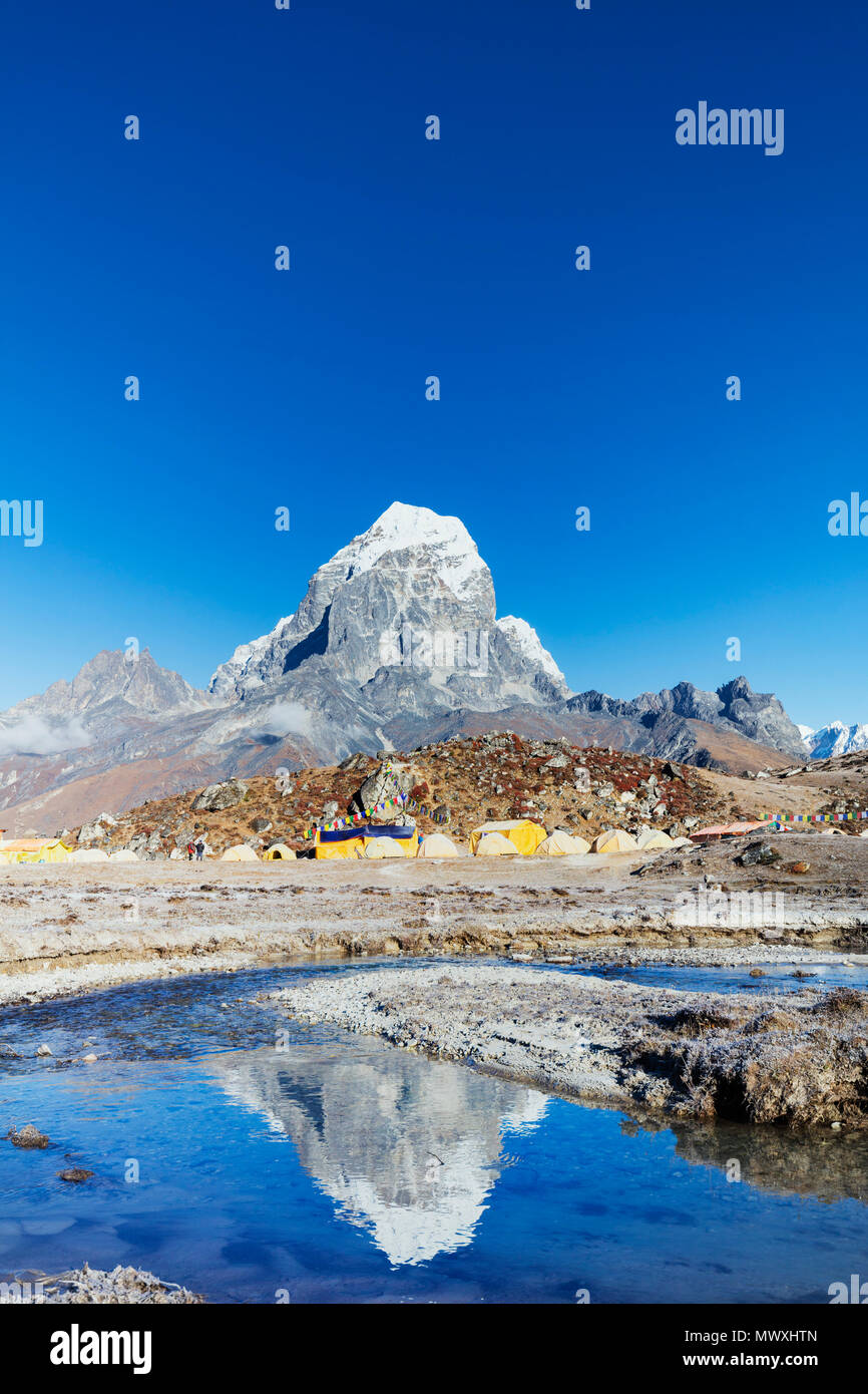 Ama Dablam base camp con Tobuche, 6495m, il Parco Nazionale di Sagarmatha, Sito Patrimonio Mondiale dell'UNESCO, Valle del Khumbu, in Nepal, Himalaya, Asia Foto Stock