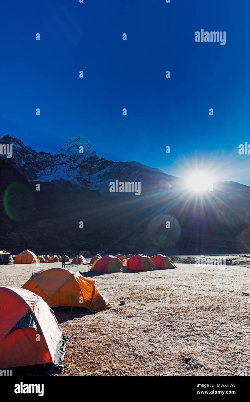 Ama Dablam, 6812m, base camp, Parco Nazionale di Sagarmatha, Sito Patrimonio Mondiale dell'UNESCO, Valle del Khumbu, in Nepal, Himalaya, Asia Foto Stock