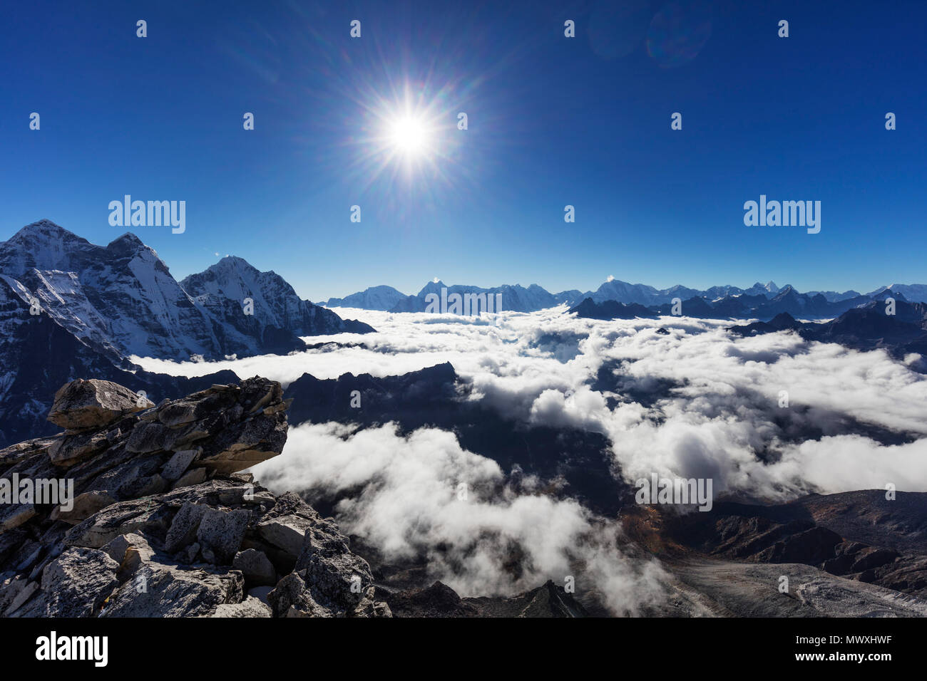 Vista dall'Ama Dablam, Parco Nazionale di Sagarmatha, Sito Patrimonio Mondiale dell'UNESCO, Valle del Khumbu, in Nepal, Himalaya, Asia Foto Stock