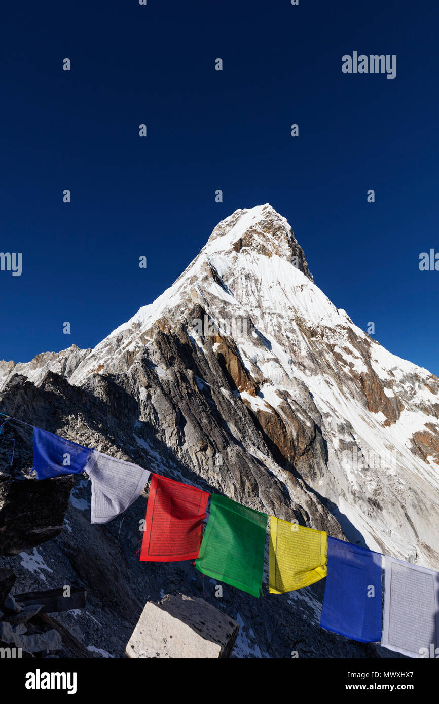 Bandiere di preghiera su Ama Dablam, 6812m, il Parco Nazionale di Sagarmatha, Sito Patrimonio Mondiale dell'UNESCO, Valle del Khumbu, in Nepal, Himalaya, Asia Foto Stock
