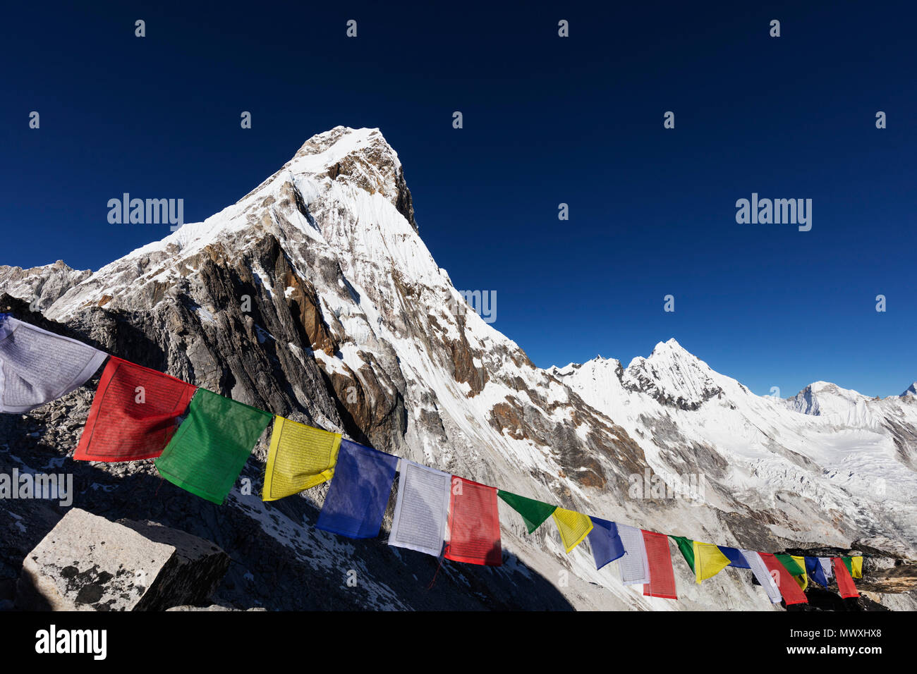 Bandiere di preghiera su Ama Dablam, 6812m, il Parco Nazionale di Sagarmatha, Sito Patrimonio Mondiale dell'UNESCO, Valle del Khumbu, in Nepal, Himalaya, Asia Foto Stock