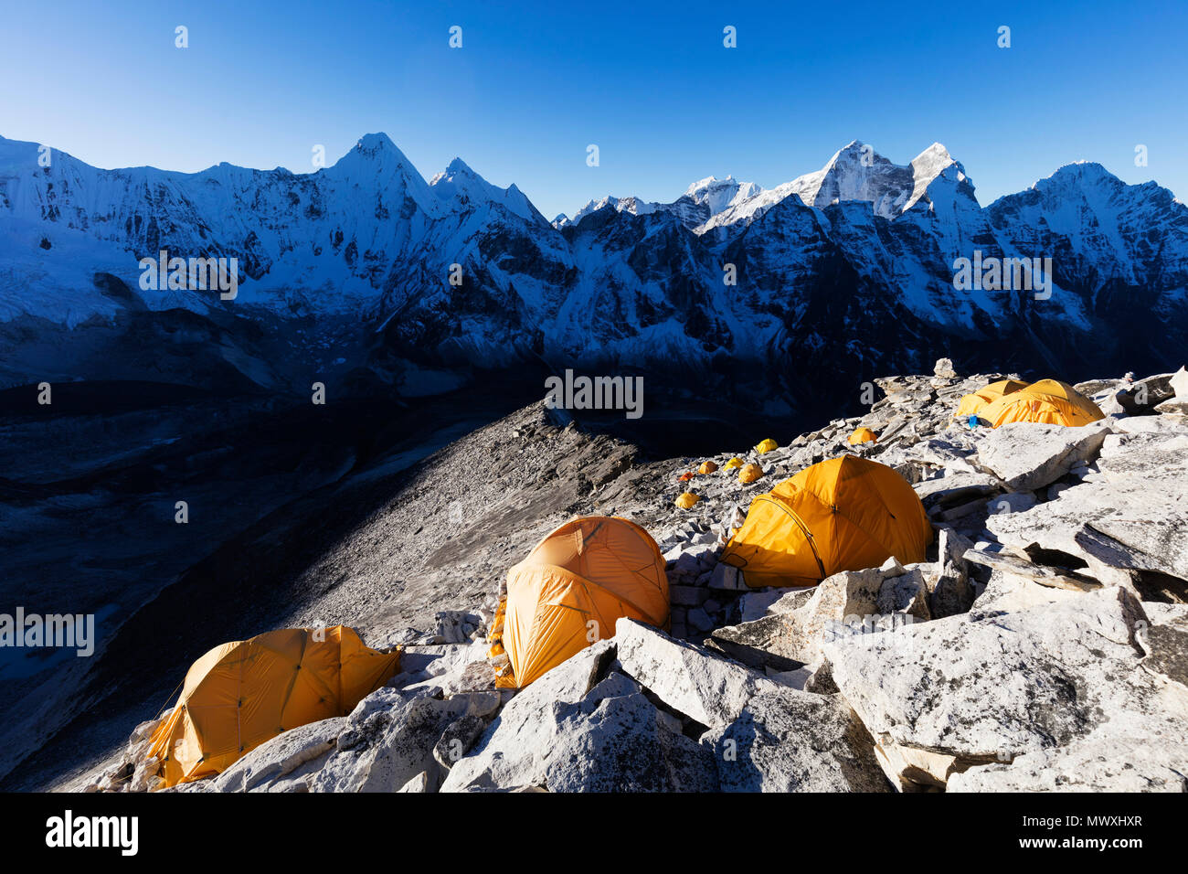 Camp 1 su Ama Dablam, Parco Nazionale di Sagarmatha, Sito Patrimonio Mondiale dell'UNESCO, Valle del Khumbu, in Nepal, Himalaya, Asia Foto Stock