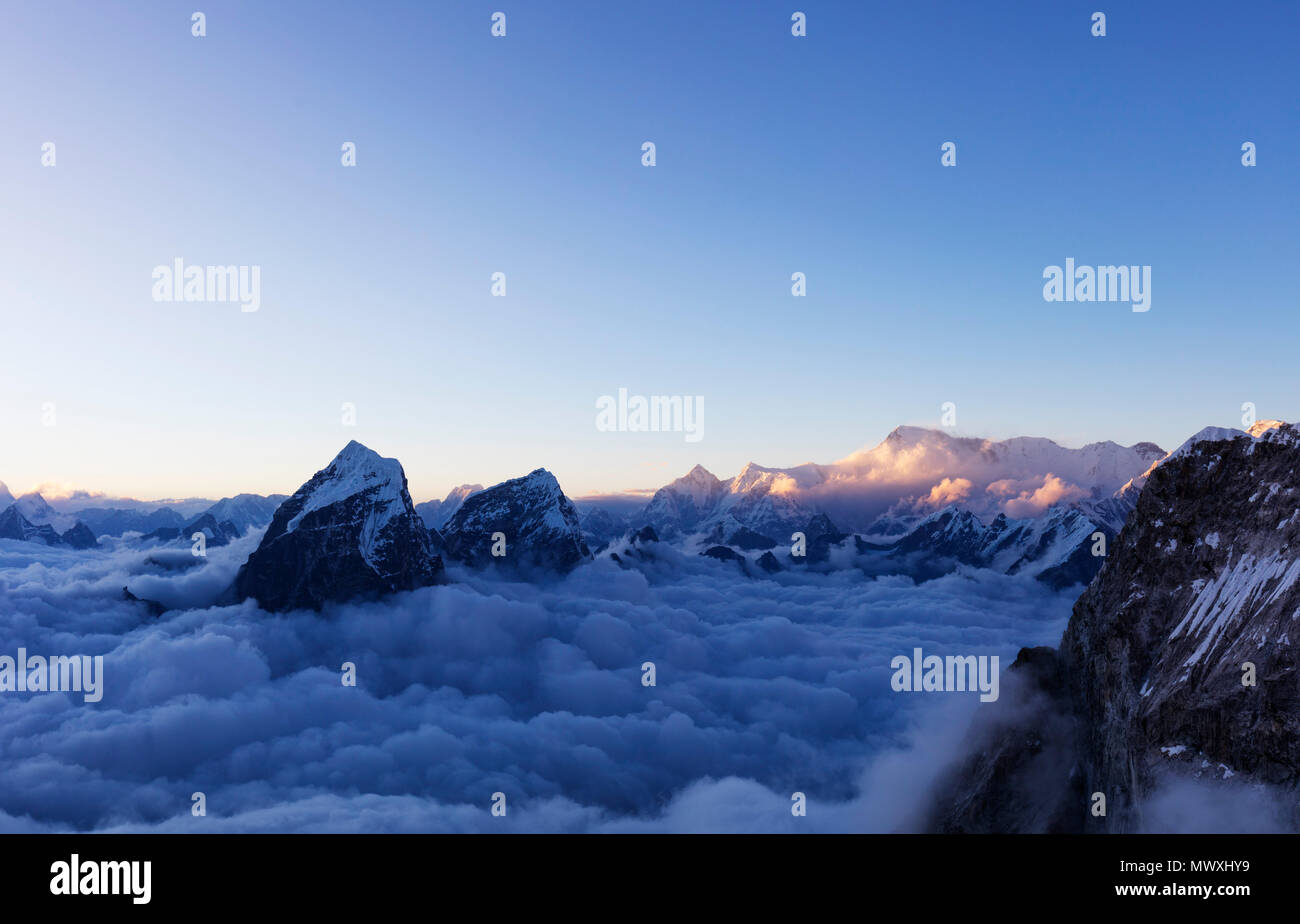 Vista di Toboche, 6495m, da Ama Dablam, Parco Nazionale di Sagarmatha, Sito Patrimonio Mondiale dell'UNESCO, Valle del Khumbu, in Nepal, Himalaya, Asia Foto Stock