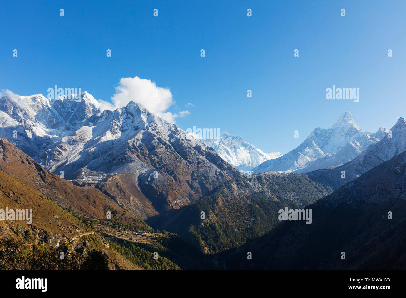 Ama Dablam, 6812m, sul Nuptse e Lhotse montagne, Parco Nazionale di Sagarmatha, Sito Patrimonio Mondiale dell'UNESCO, Valle del Khumbu, in Nepal, Himalaya, Asia Foto Stock