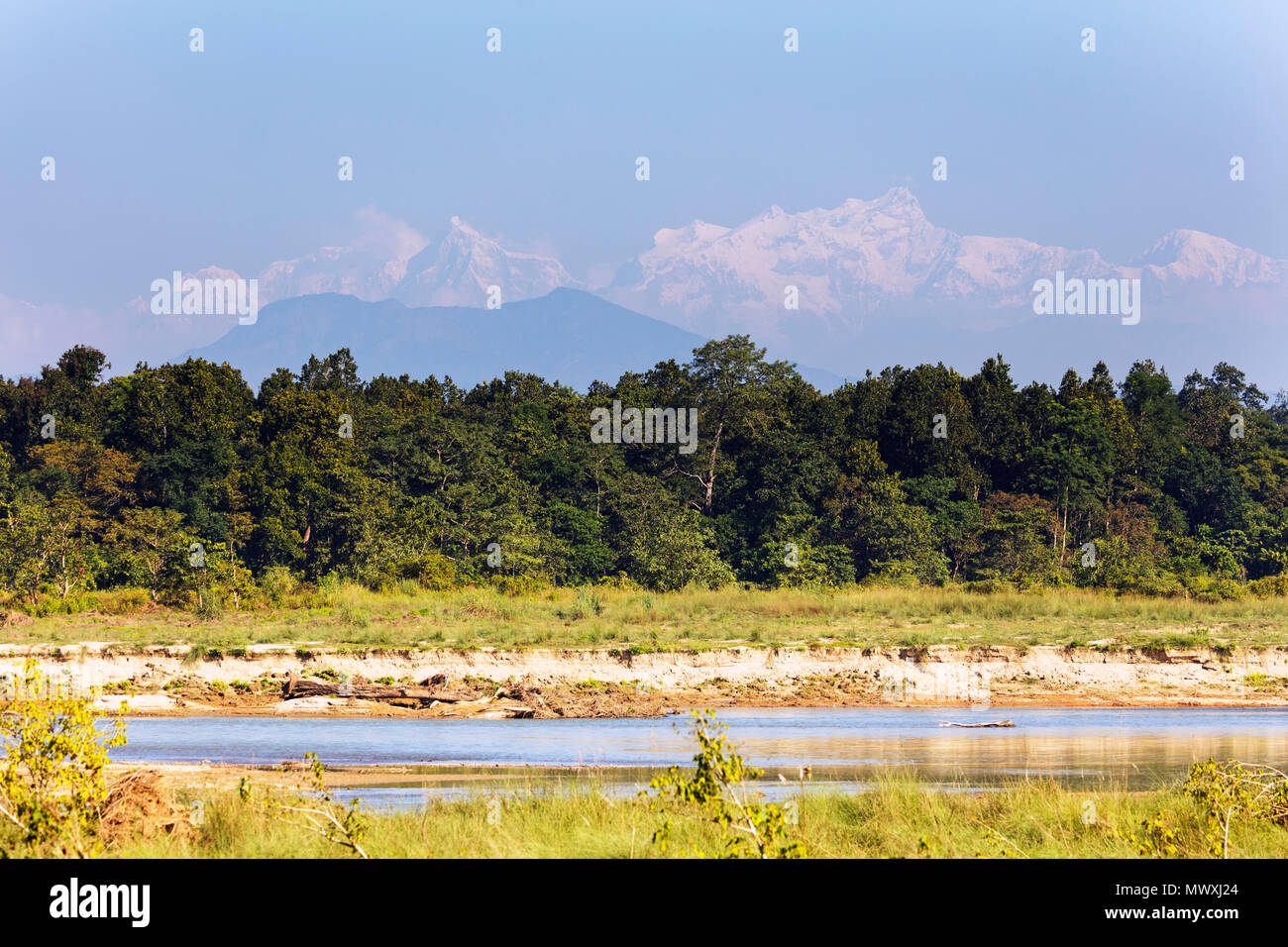 Il Manaslu mountain range rising 8000m plus in Himalaya, sopra la pianura del Terai, Chitwan il parco nazionale, sito Patrimonio Mondiale dell'UNESCO, Nepal, Asia Foto Stock