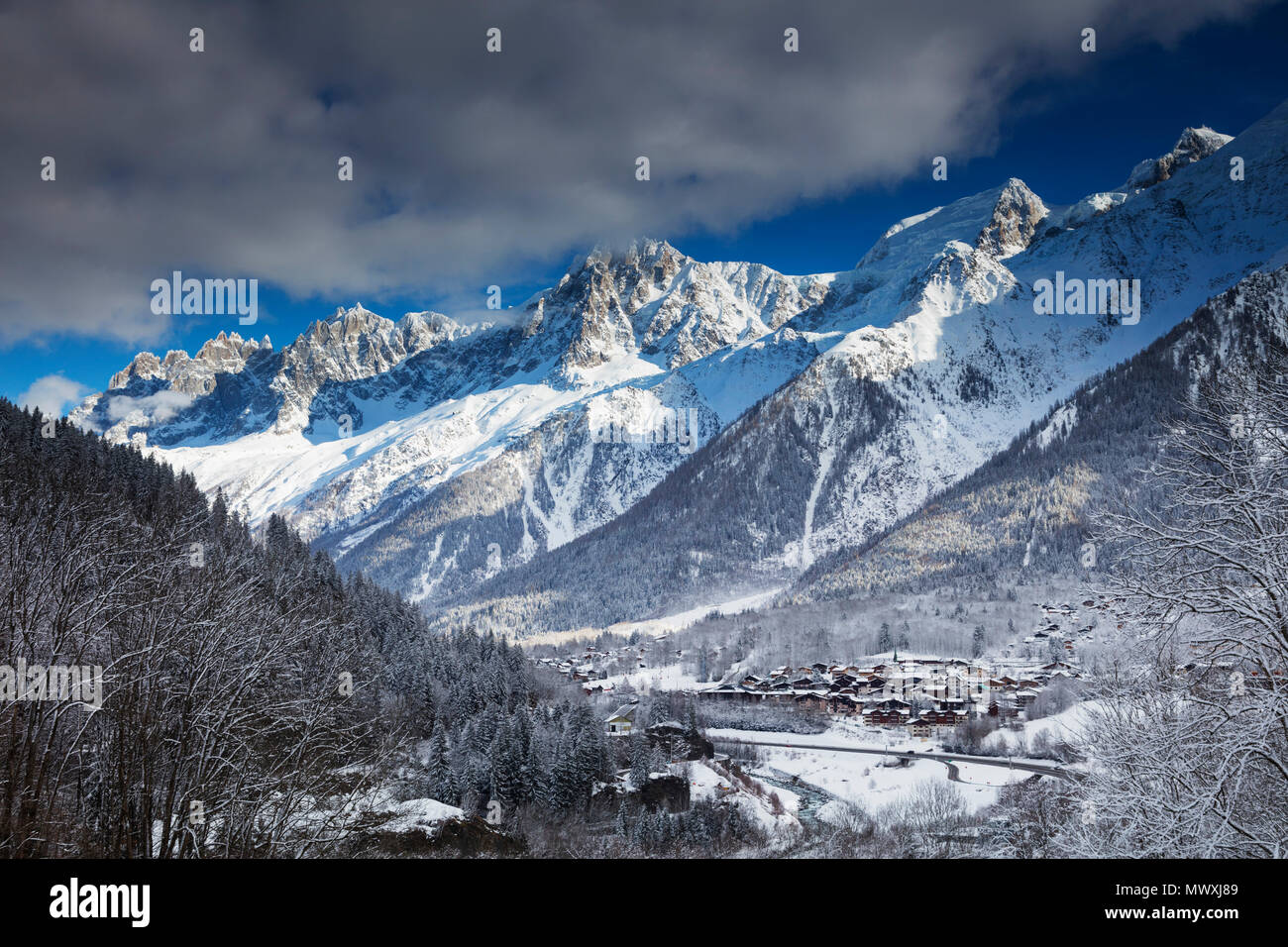 Les Houches villaggio sottostante Mont Blanc, Chamonix Haute Savoie, Rhone Alpes, Francia, Europa Foto Stock