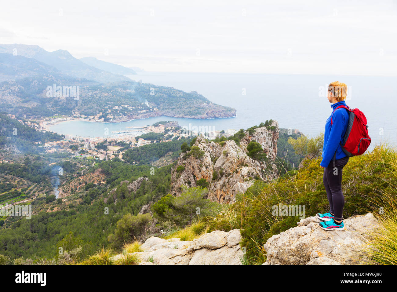 Serra de Tramuntura, escursionista su un sentiero al di sopra di Soller, Maiorca, isole Baleari, Spagna, Mediterraneo, Europa Foto Stock