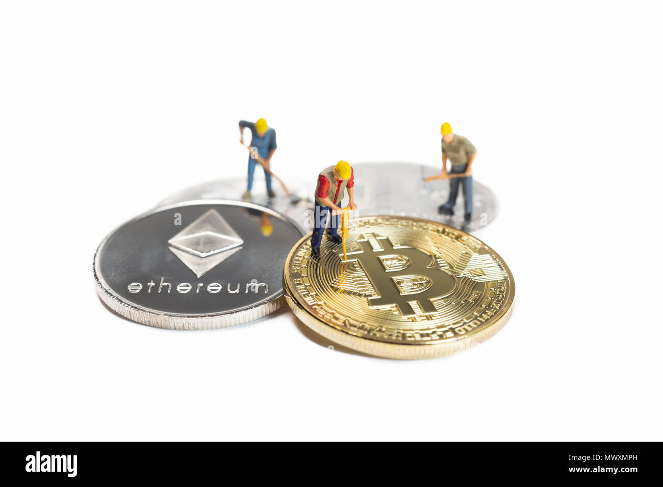Lavoratori in miniatura Mining vari Cryptocurrencies su una superficie bianca Foto Stock