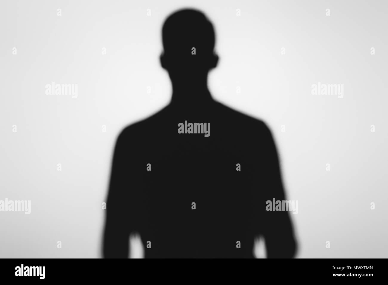 Misterioso sfocata ombra di spooky persona in piedi su grigio Foto Stock