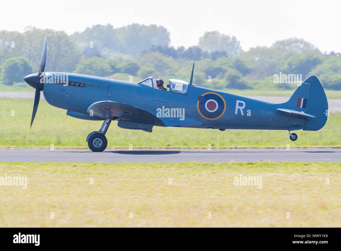 Un Vickers Supermarine Spitfire ricognizione aeromobili in fase di decollo a Dalton caserma durante l'aria & Country Show 2018 a Abingdon, Regno Unito Foto Stock