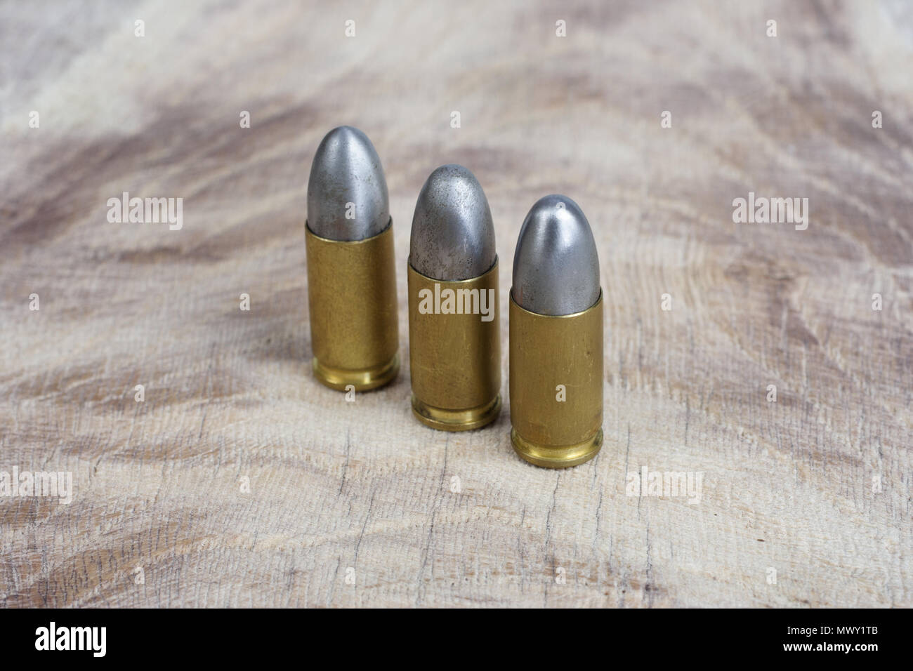 9mm cartucce calibro su sfondo di legno Foto Stock