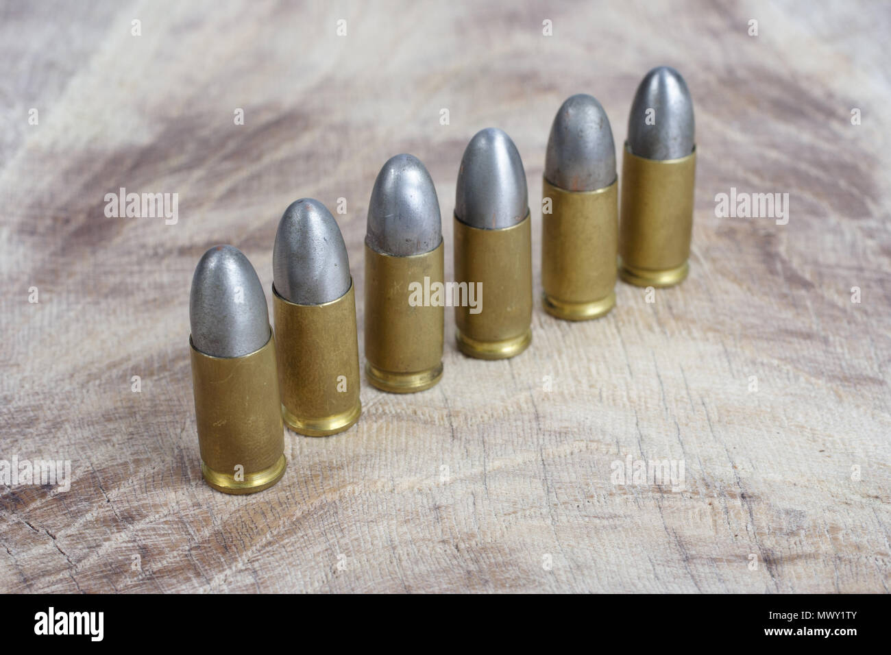 9mm cartucce calibro su sfondo di legno Foto Stock