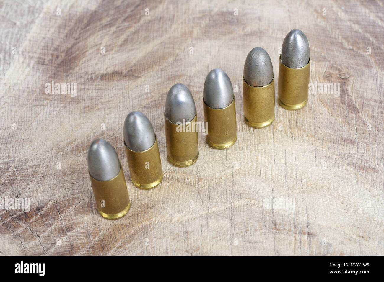 9mm cartucce calibro su sfondo di legno Foto Stock