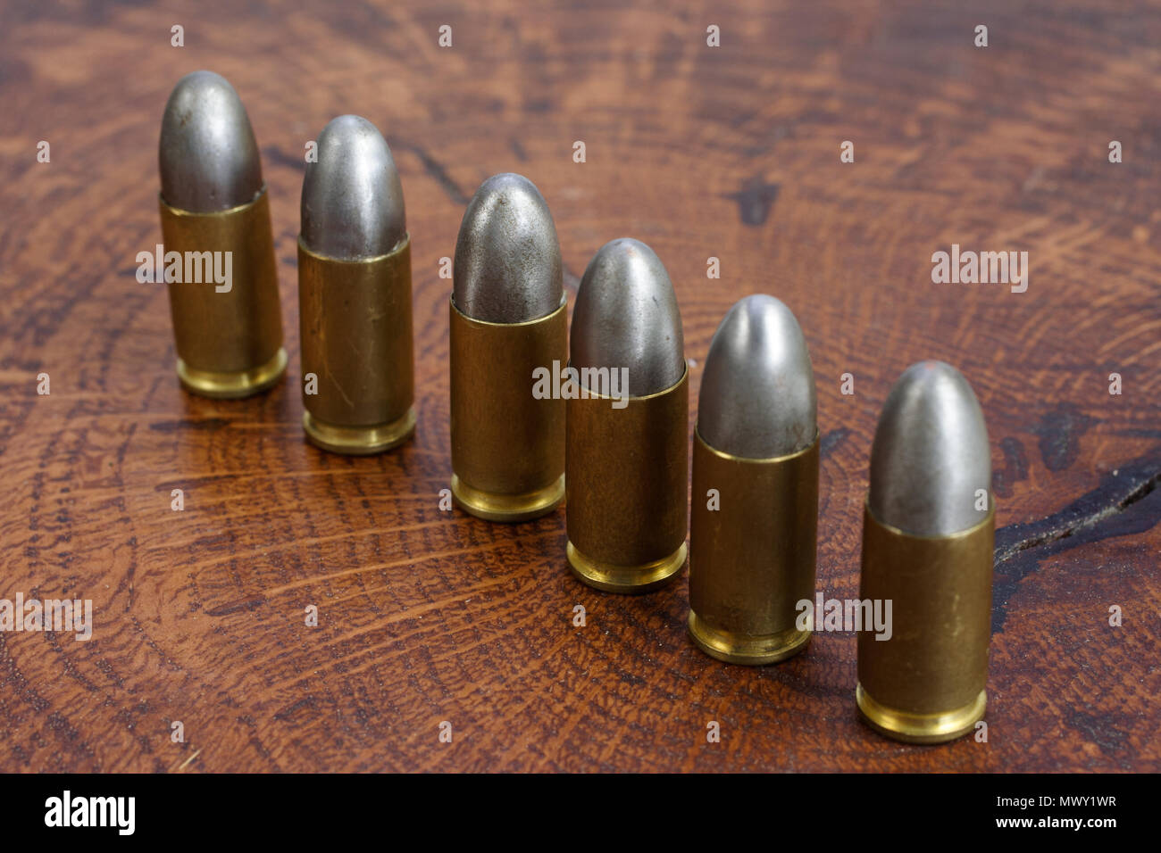 9mm cartucce calibro su sfondo di legno Foto Stock