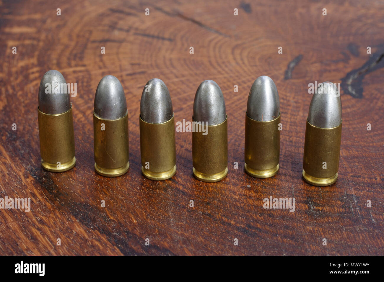 9mm cartucce calibro su sfondo di legno Foto Stock