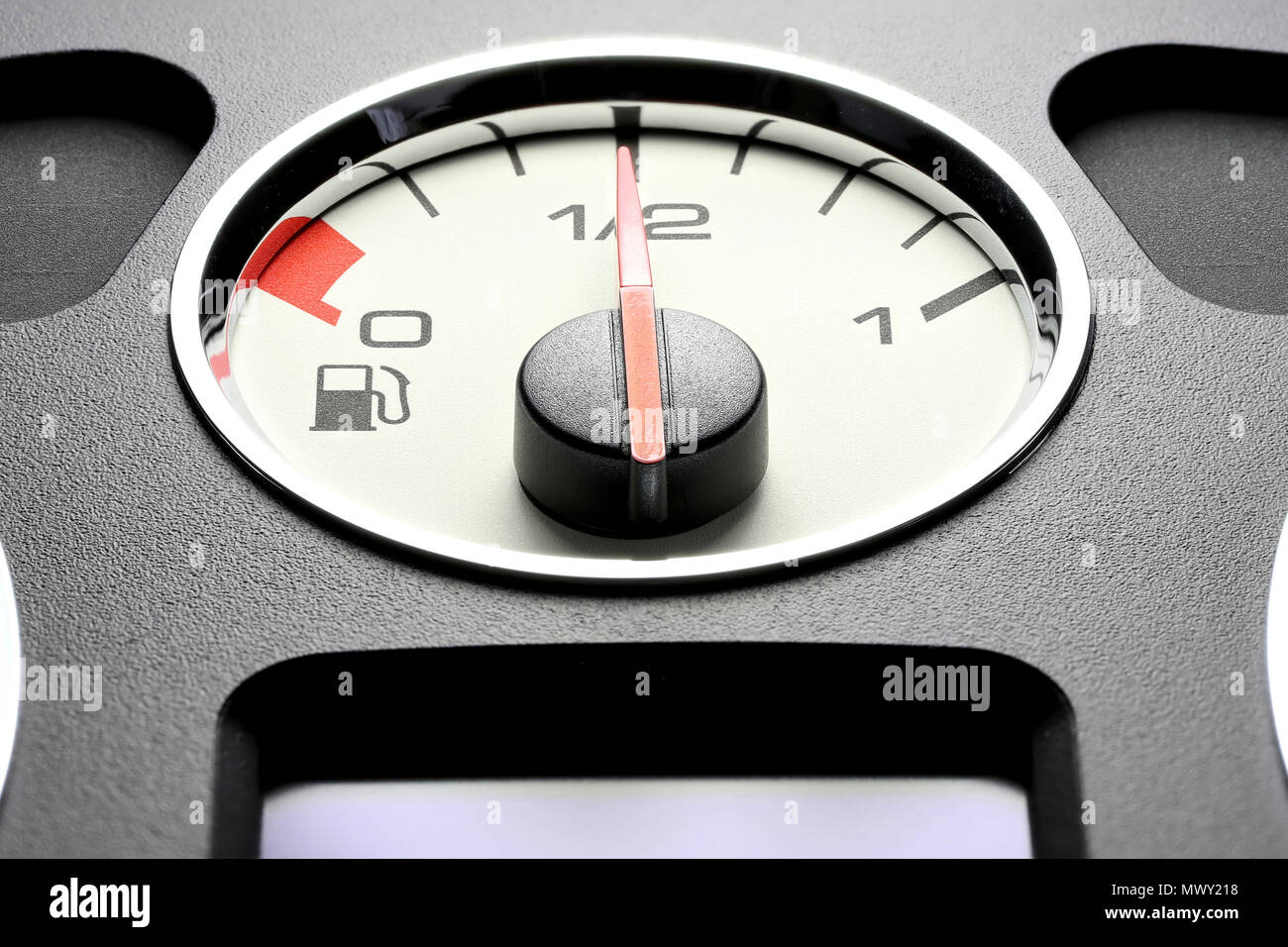 Indicatore di livello carburante nel cruscotto di automobile - mezzo pieno Foto Stock