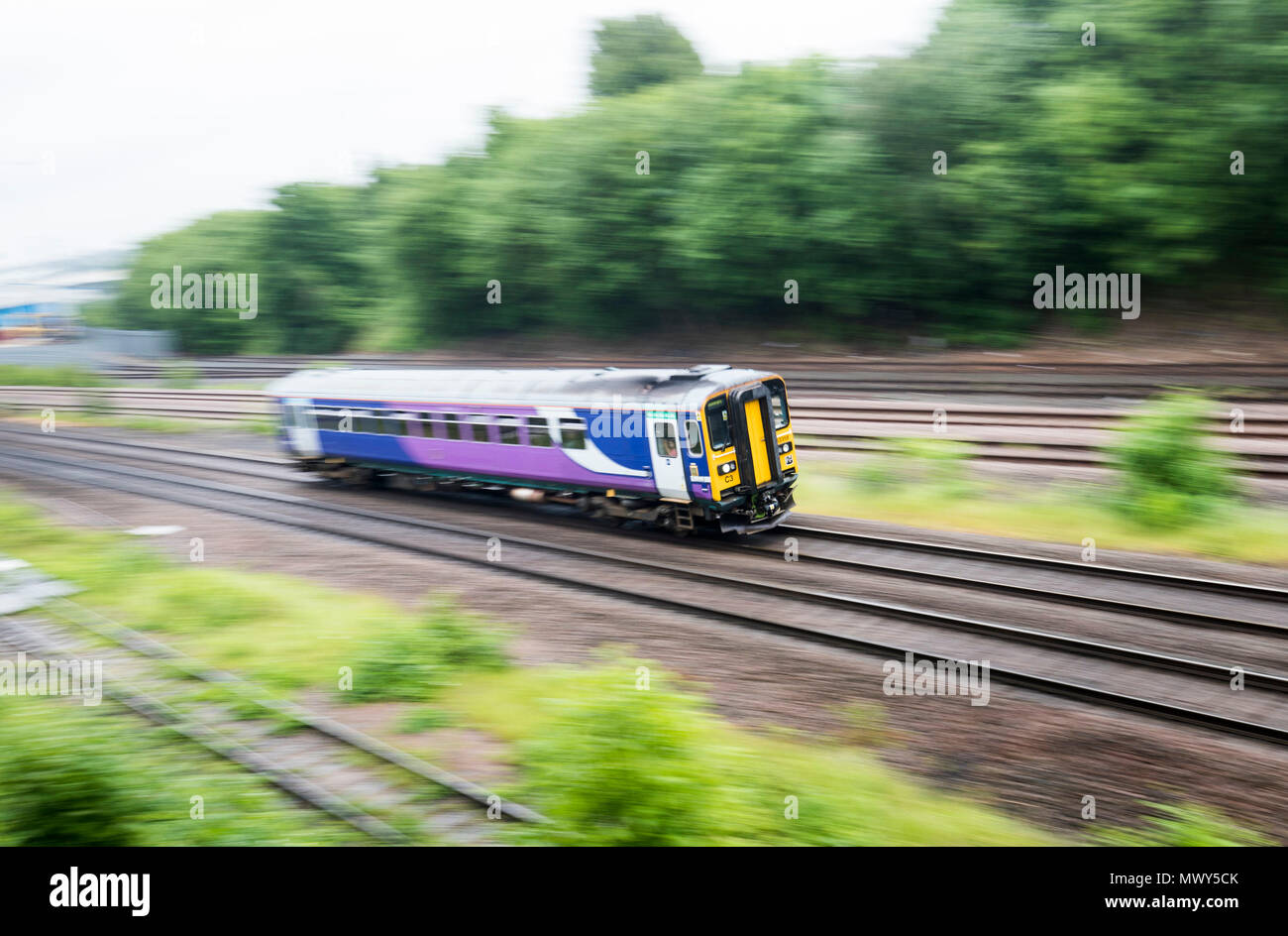 Un treno a Leeds come operatore ferroviario nord ha axd 165 servizi giornalieri fino alla fine di luglio per migliorare affidabilità in mezzo a gravi interruzioni. Foto Stock