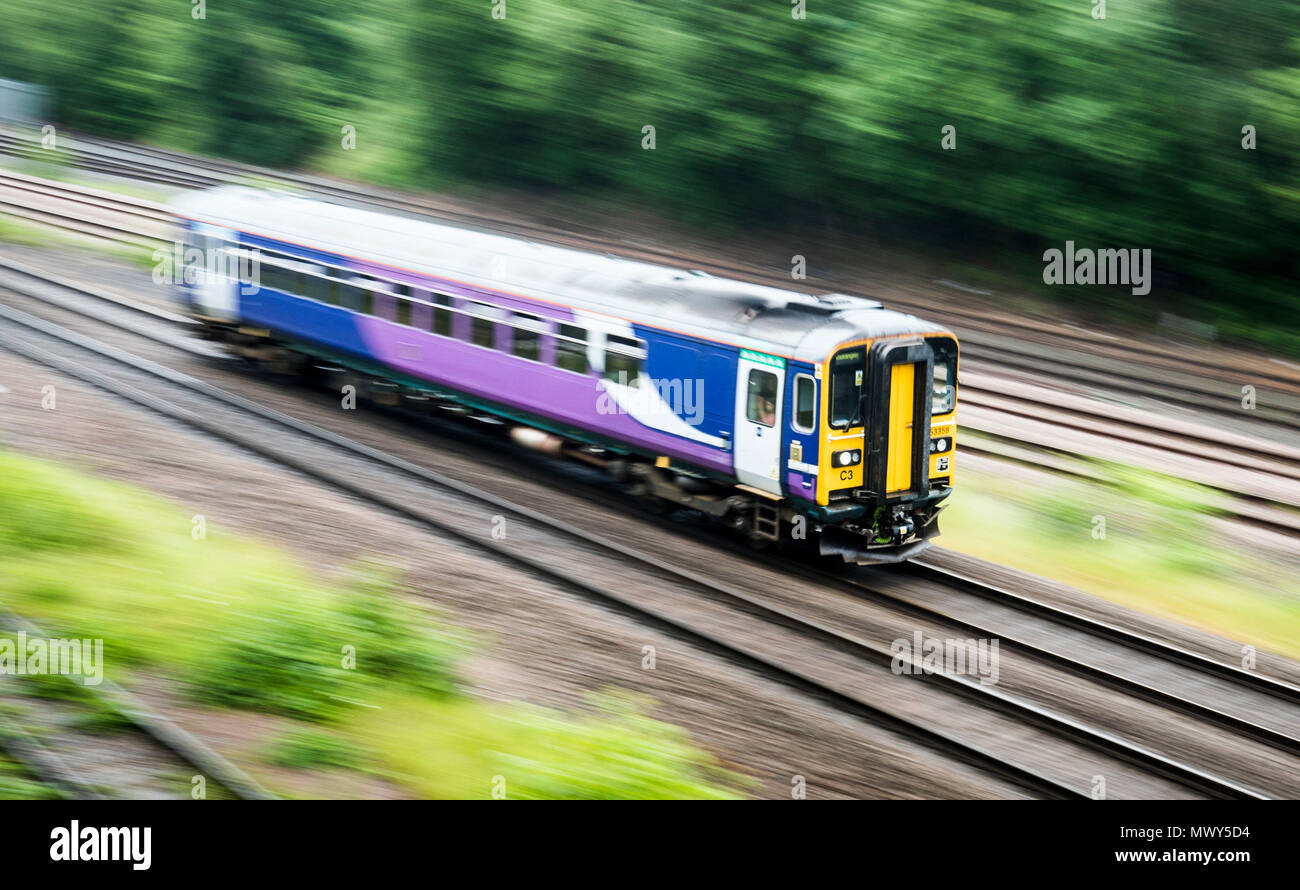Un treno a Leeds come operatore ferroviario nord ha axd 165 servizi giornalieri fino alla fine di luglio per migliorare affidabilità in mezzo a gravi interruzioni. Foto Stock