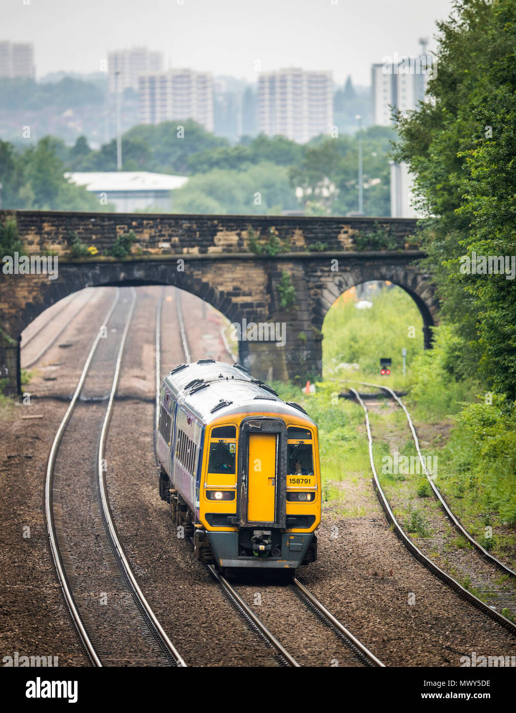 Un treno a Leeds come operatore ferroviario nord ha axd 165 servizi giornalieri fino alla fine di luglio per migliorare affidabilità in mezzo a gravi interruzioni. Foto Stock