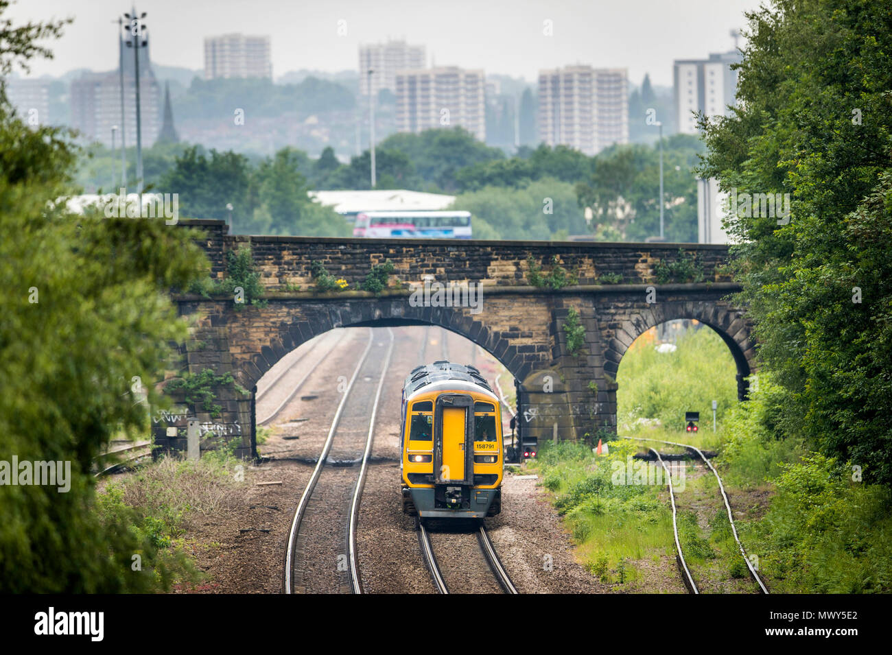 Un treno a Leeds come operatore ferroviario nord ha axd 165 servizi giornalieri fino alla fine di luglio per migliorare affidabilità in mezzo a gravi interruzioni. Foto Stock