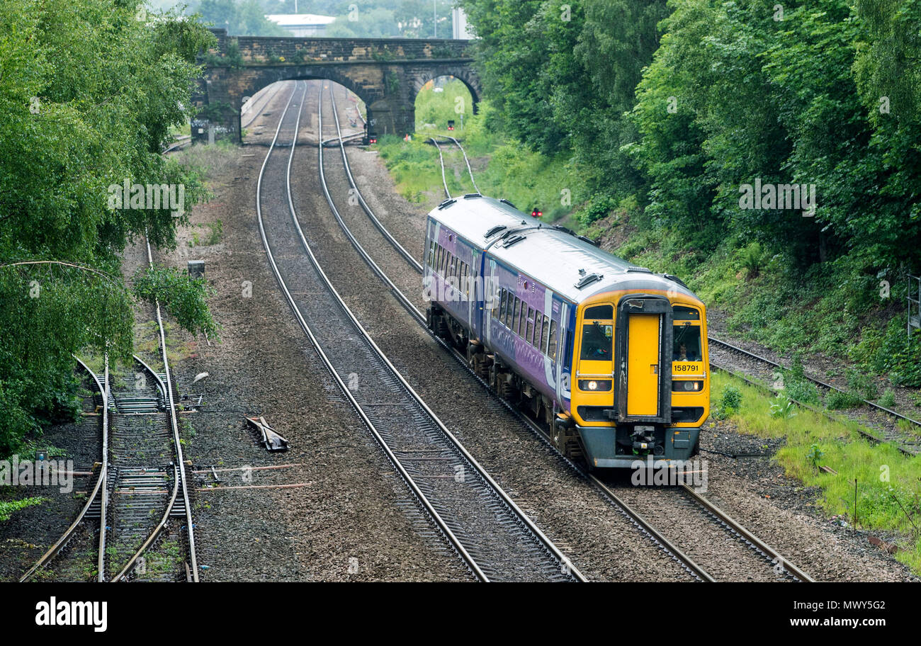 Un treno a Leeds come operatore ferroviario nord ha axd 165 servizi giornalieri fino alla fine di luglio per migliorare affidabilità in mezzo a gravi interruzioni. Foto Stock