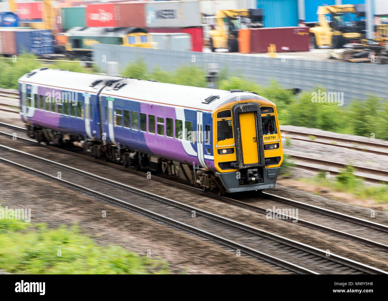 Un treno a Leeds come operatore ferroviario nord ha axd 165 servizi giornalieri fino alla fine di luglio per migliorare affidabilità in mezzo a gravi interruzioni. Foto Stock