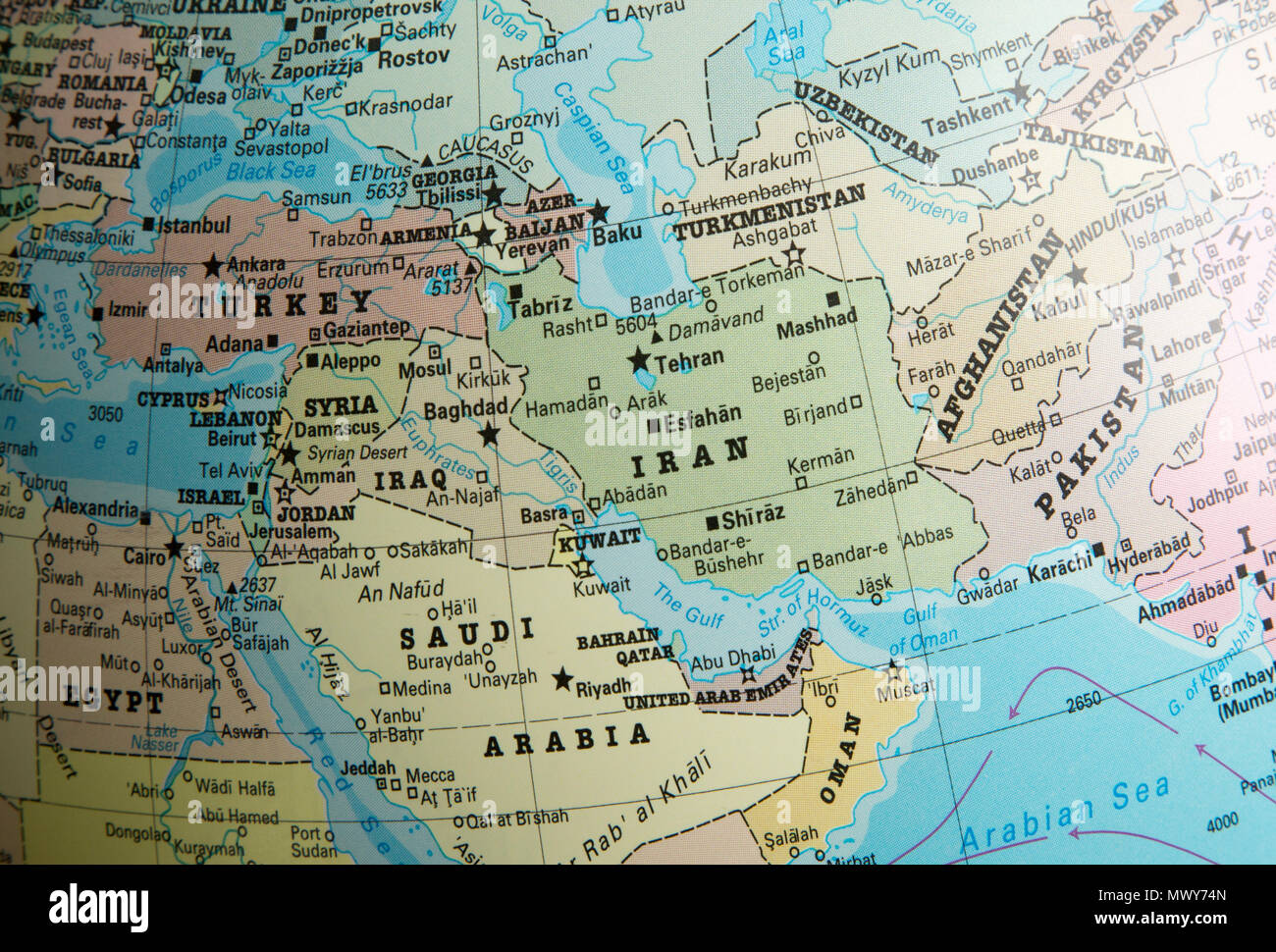 Medio Oriente mappa su un globo focalizzata sull'Iran, Turkmenistan, Afghanistan Foto Stock