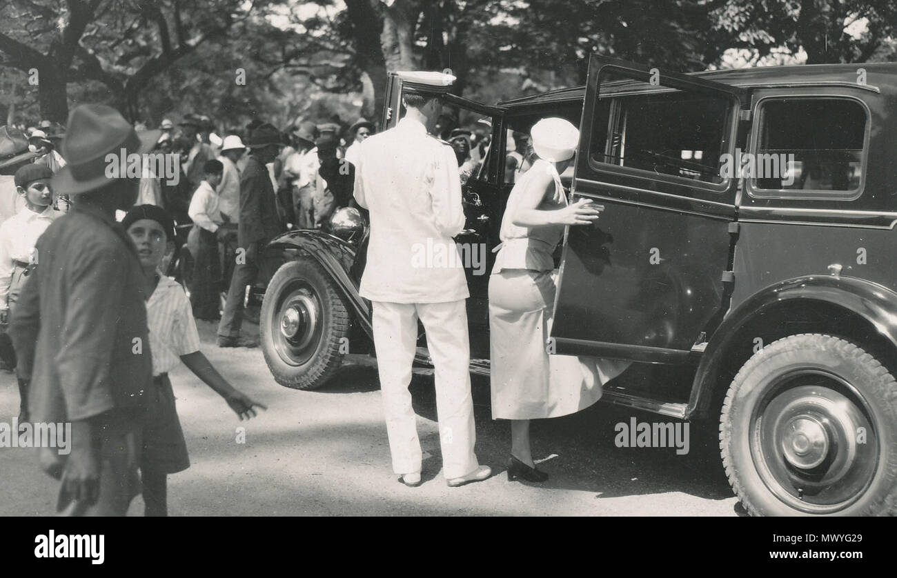 . Français : Max Dévé en voiture à Nouméa en 1932. Inglese: l'aviatore francese Max Dévé a Nouméa, Francia en 1932. 23 febbraio 2011, 17:38:02. Sconosciuto 409 MaxDEVE voiture Foto Stock