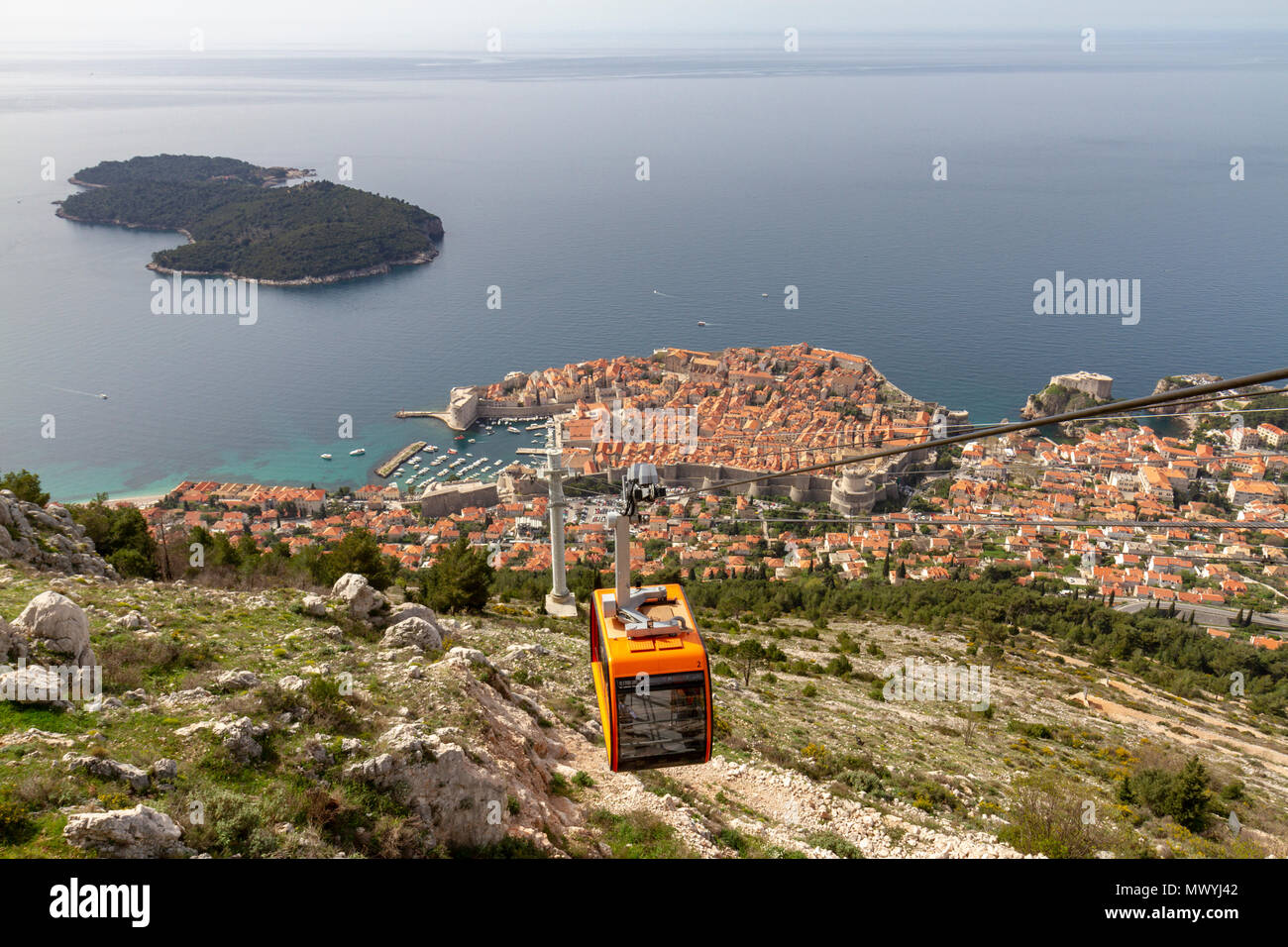 Il Dubrovnik cable car e la Città Vecchia di Dubrovnik vista dal monte Srd, Croazia. Foto Stock