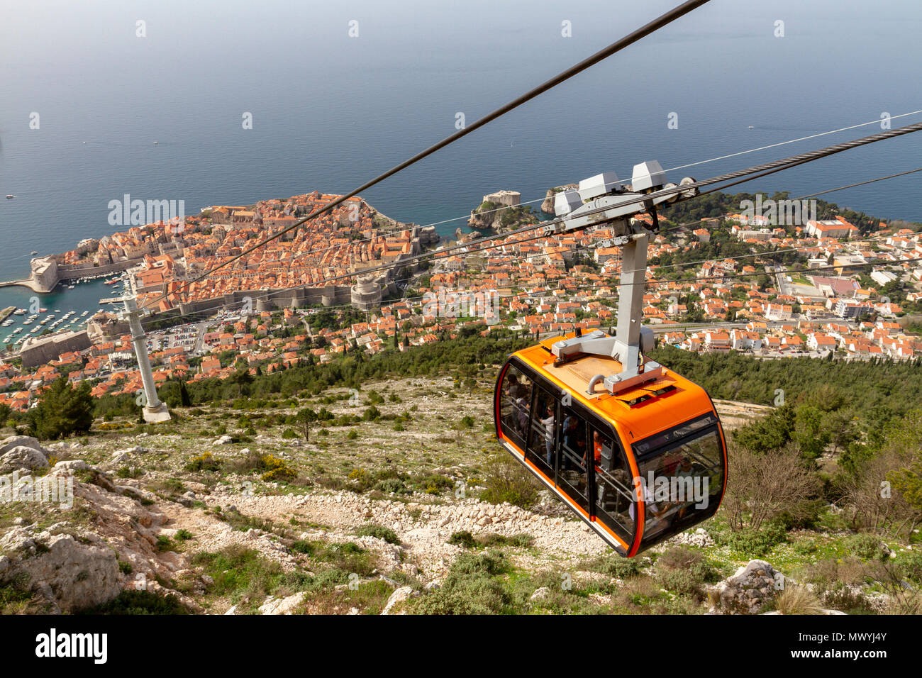 Il Dubrovnik cable car e la Città Vecchia di Dubrovnik vista dal monte Srd, Croazia. Foto Stock