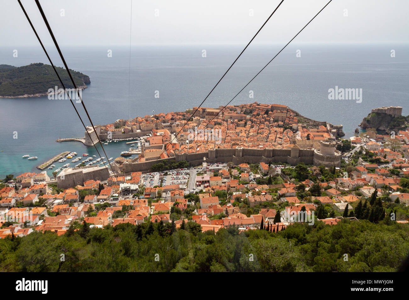 Il Dubrovnik cable car e la Città Vecchia di Dubrovnik vista dal monte Srd, Croazia. Foto Stock