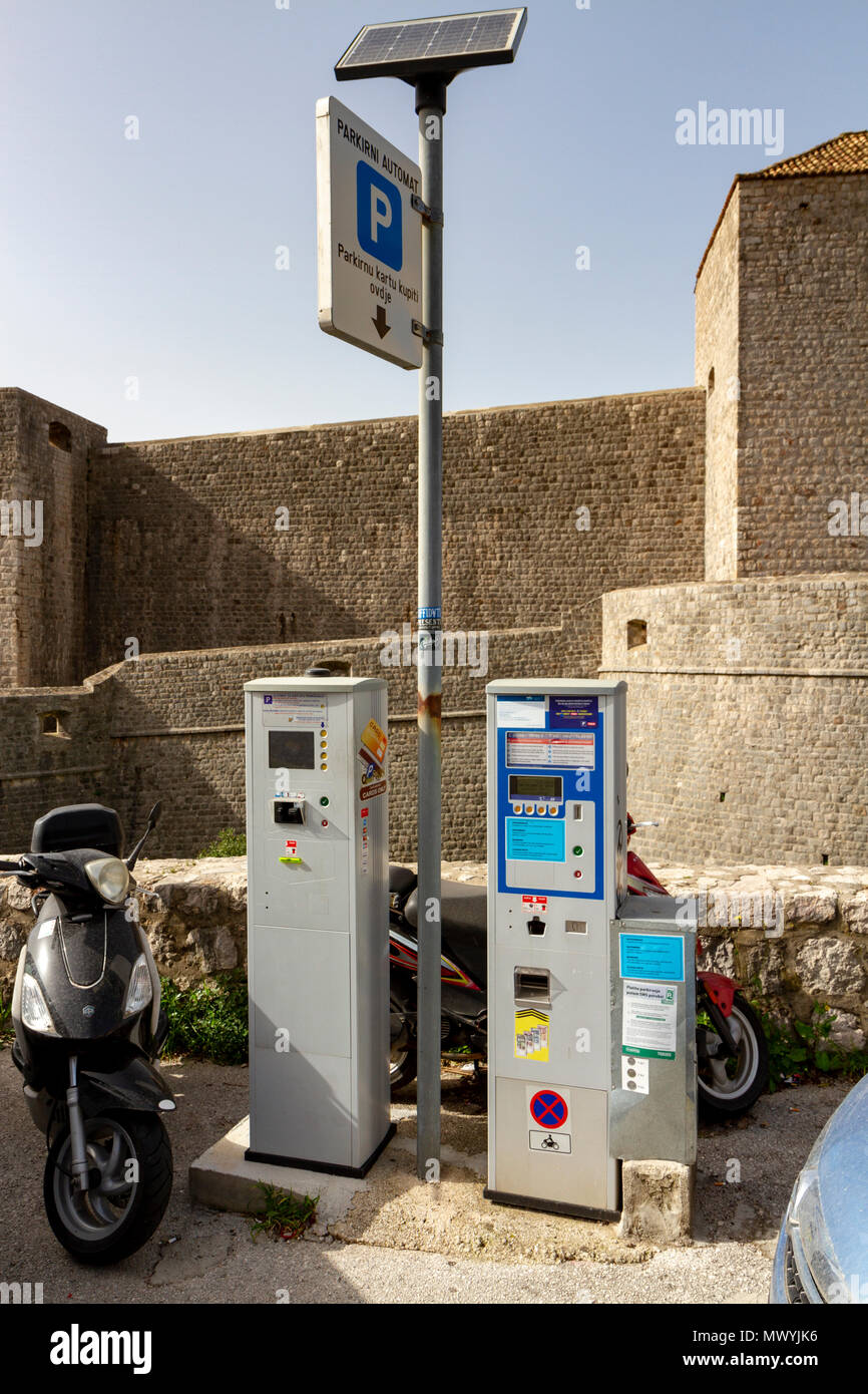 Alimentato con energia solare parcheggio pubblico metri oltre le mura della Città Vecchia di Dubrovnik, Croazia. Foto Stock