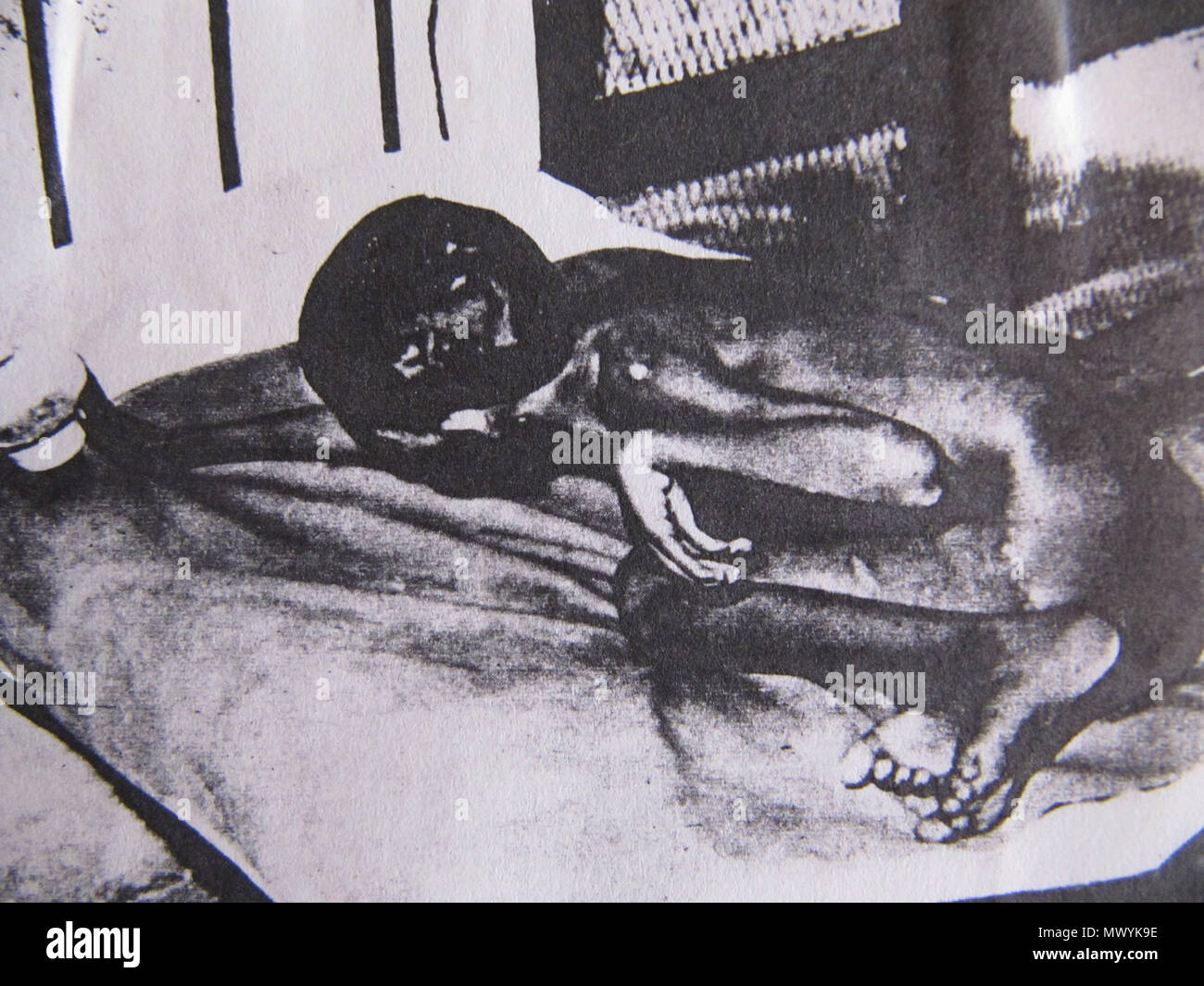 512 Ramu, soi-distanza enfant-loup découvert dans la jungle en Inde (1954) Foto Stock