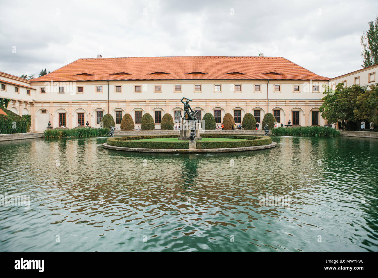 Splendida vista sulla fontana nel giardino di Waldstein a Praga nella Repubblica Ceca Foto Stock