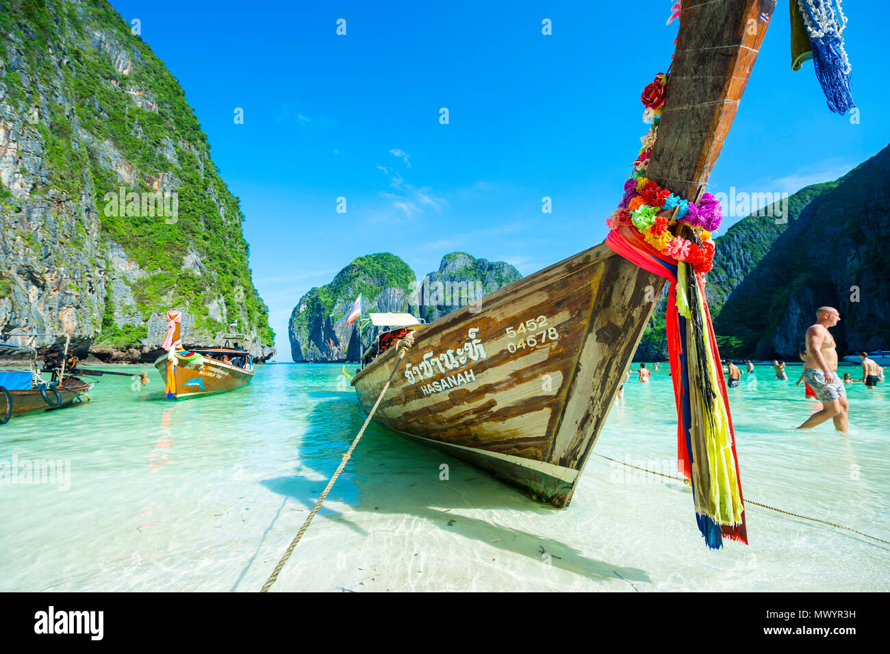 MAYA BAY, Tailandia - 12 novembre 2014: Thai longtail barche decorate con buona fortuna infissi a Maya Bay prima che essa si chiuda a causa del sovraffollamento Foto Stock