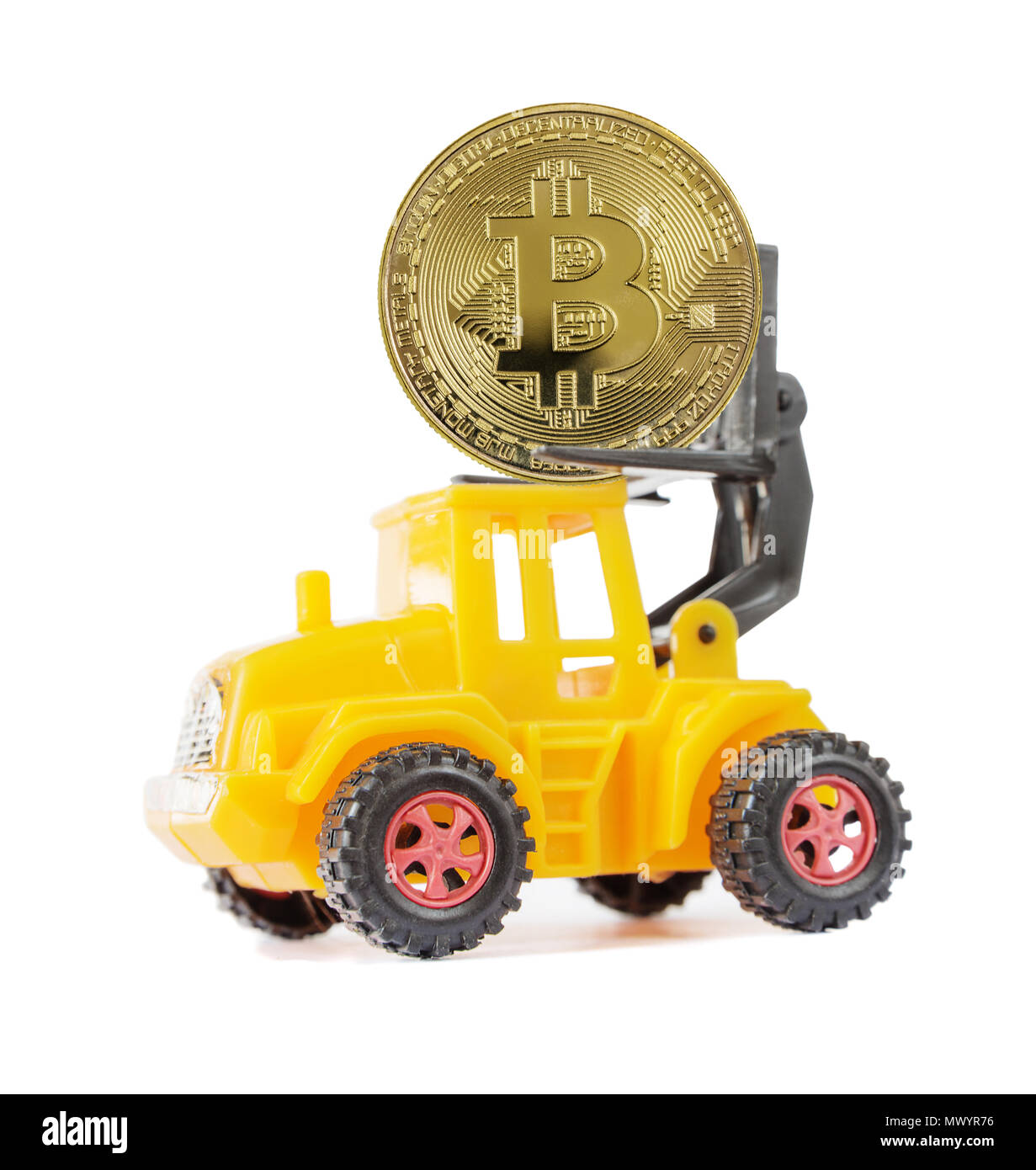 Giocattolo giallo carrello trasporta una simbolica medaglia di bitcoin crypto moneta, nuovo denaro digitale nel mondo cibernetico, isolata su uno sfondo bianco, vista laterale Foto Stock