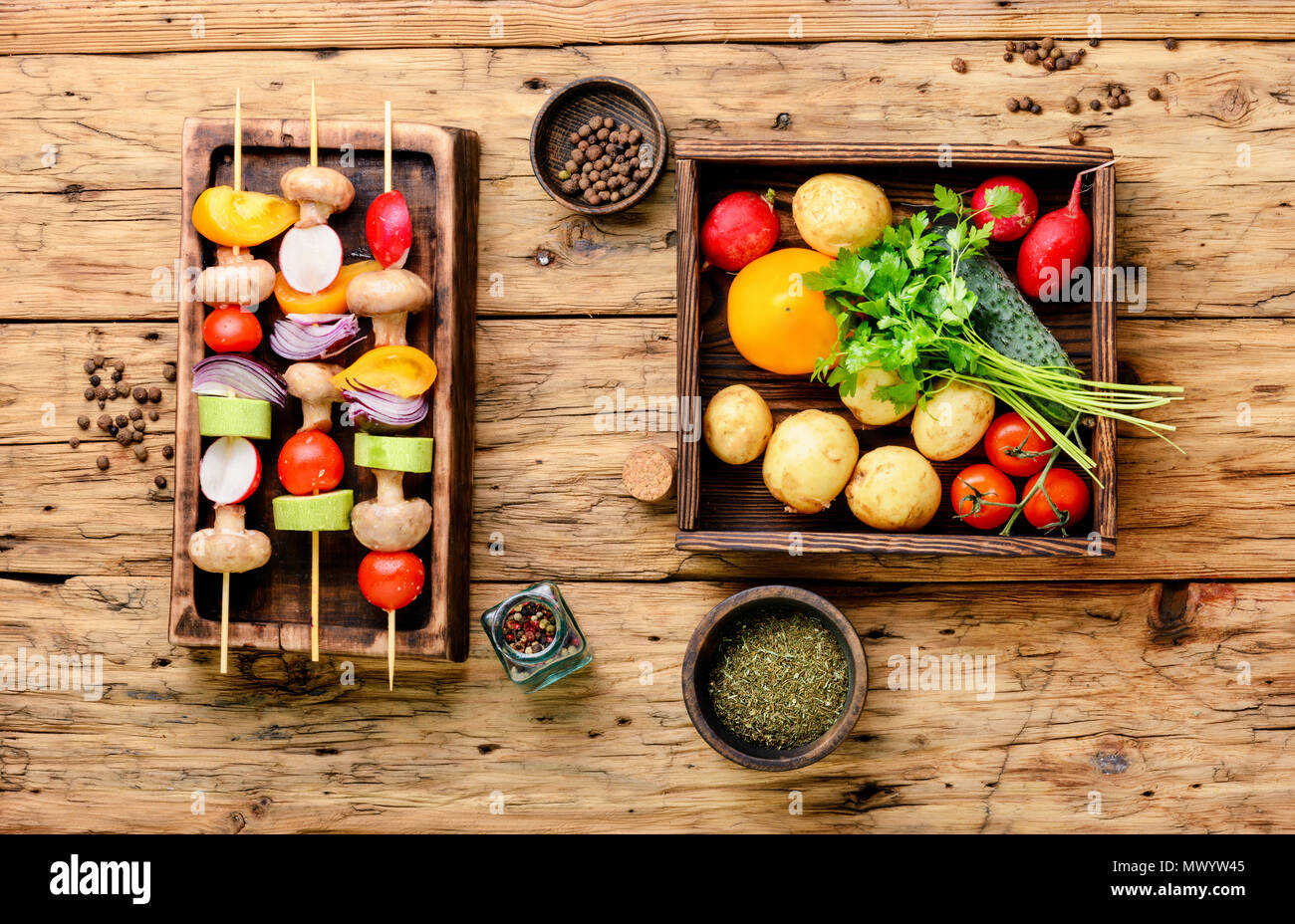 Vegano spiedini di verdure su un tagliere.le verdure per la cottura alla  griglia Foto stock - Alamy